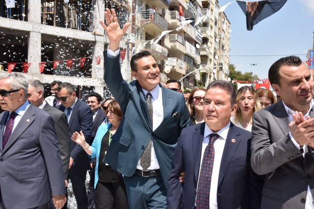 485 Yıllık Kültür Geleneği Sona Erdi
Ülkemizin 485 yıllık kültürel mirası olan Uluslararası Manisa Mesir Macunu Festivali, coşkulu bir saçım töreniyle sona erdi. Hafsa Sultan’ın Merkez Efendi’ye berat vermesiyle başlayan tören sırasında, Sultan Camii’nin kubbe ve minarelerinden 8 ton mesir macunu halka saçıldı. Yurdun dört bir yanından Manisa’ya gelen on binlerce yurttaş, şifalı macunları kapmak için adeta birbirleriyle yarıştı.