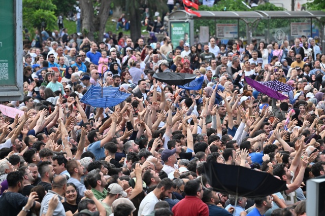 Geleneksel Kortej Yürüyüşü Renkli Görüntülere Sahne Oldu
Festivalin son gününde, geleneksel kortej yürüyüşü düzenlendi. Manisa Valiliği önünden başlayıp Sultan Camii'ne kadar devam eden yürüyüşte, Osmanlı padişahlarının temsili geçişleri, Hafsa Sultan ve Merkez Efendi'nin canlandırmaları, halk dansları ekipleri ve sivil toplum kuruluşları büyük ilgi gördü. Korteji izleyen vatandaşlar da bu coşkuya katılarak bayram havası estirdi.