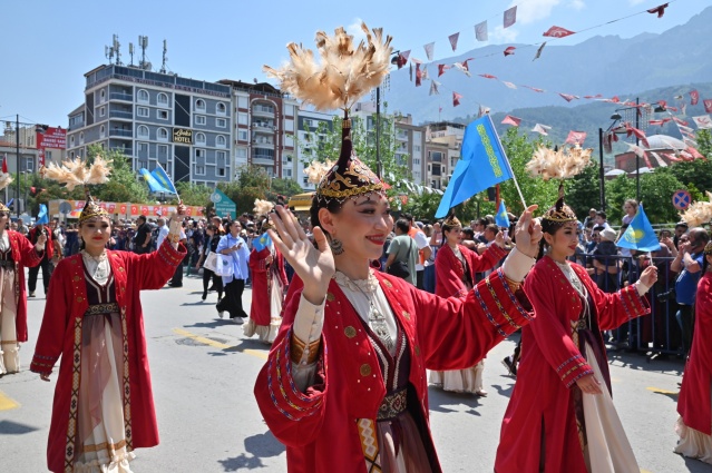 Festival Bir Hafta Boyunca Coşkuyla Kutlandı
UNESCO Somut Olmayan Kültürel Miras Listesi'nde yer alan festival, bu yıl "Dolu Dolu Festival" sloganıyla gerçekleştirildi. 22-27 Nisan tarihleri arasında düzenlenen etkinliklere, Türkiye’nin dört bir yanından ve 12 farklı ülkeden misafirler katıldı. Bir hafta süren şenlik, Manisa sokaklarını festival coşkusuyla renklendirdi.