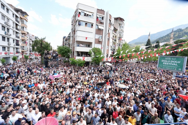 Kortejin ardından, festivalin en heyecanla beklenen anı olan mesir macunu saçım töreni gerçekleştirildi. Hafsa Sultan’ın Merkez Efendi’ye berat vermesinin canlandırılmasından sonra, Sultan Camii'nin kubbe ve minarelerinden 8 ton şifalı mesir macunu halka saçıldı. Vatandaşlar, macunları kapabilmek için yüksek yerlere tırmandı, şemsiyelerini ters çevirerek renkli görüntüler oluşturdu.