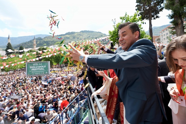 Protokol Yürüyüşe Yoğun Katılım Gösterdi
Kortej yürüyüşüne, Manisa Büyükşehir Belediye Başkanı Ferdi Zeyrek ve eşi Nurcan Zeyrek başta olmak üzere, birçok siyasi ve bürokratik isim katıldı. TBMM Eski Başkanı Bülent Arınç, Manisa Valisi Vahdettin Özkan, Manisa milletvekilleri ve çevre illerin belediye başkanları da etkinlikte yer aldı. Ayrıca, sivil toplum örgütleri, konuk ülkelerin temsilcileri ve çok sayıda vatandaş korteji ilgiyle takip etti.