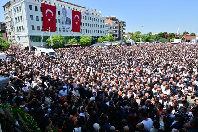 Başkanımız Sayın Mimar Ferdi Zeyrek için ikinci tören, Hatuniye Camisi’nde düzenlendi. Öğle namazının ardından Türk Bayrağı’na sarılı tabutu, cenaze namazı için Cumhuriyet Meydanı’na getirildi. Cumhuriyet Meydanı, Başkanımız Zeyrek’in cenaze töreni için on binlerce vatandaşımızla dolup taştı. Törene, Sayın Başkanımızın ailesi başta olmak üzere; CHP Genel Başkanı Özgür Özel, CHP eski Genel Başkanı Kemal Kılıçdaroğlu, Anahtar Parti Genel Başkanı Yavuz Ağıralioğlu, genel başkan yardımcıları, milletvekilleri, büyükşehir, il ve ilçe belediye başkanları, siyasi parti temsilcileri, Manisa Büyükşehir Belediyesi ve MASKİ Genel Müdürlüğümüzün bürokratları, çalışanları, meclis üyeleri, sivil toplum örgütleri ve vatandaşlarımız katıldı.