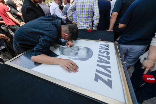 Manisa Büyükşehir Belediye Başkanımız, Sayın Mimar Ferdi Zeyrek’i sonsuzluğa uğurladık. Başta Manisalı hemşehrilerimiz olmak üzere, Türkiye’nin dört bir yanından gelen on binlerce seveni, başkanımıza son görevlerini yerine getirmek için Hatuniye Camisi ve Cumhuriyet Meydanı’nda bir araya geldi. Her kesimin kalbinde özel bir yer edinen Başkanımız Ferdi Zeyrek’e, tarihin en kalabalık ve hüzünlü veda törenlerinden biriyle sonsuz saygımızı sunduk.
