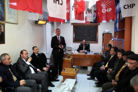 Sıktaşlı, “Beton Belediyeciliği Yapmayacağız’’
CHP ve İYİ Parti’nin ortak olduğu Millet İttifakı’nın Manisa Büyükşehir Belediye Adayı Orkun Şıktaşlı, Köprübaşı, Gördes Demirci ilçelerinde CHP ve İYİ Parti teşkilatlarıyla buluştu. Büyükşehir Adayı Şıktaşlı, durmadan çalışarak büyükşehri Millet İttifakı’na kazandıracaklarını söyledi.
Manisa’da Millet İttifakı’nın Büyükşehir Belediye Başkan Adayı Orkun Şıktaşlı, ilçelere çıkarma yaptı. Köprabaşı, Gördes ve Demirci ilçelerine giden Şıktaşlı, burada İYİ Parti ve CHP teşkilatlarıyla bir araya geldi. İlk olarak Köprübaşı’nı ziyaret eden Şıktaşlı’ya CHP İl Başkanı Semih Balaban, İYİ Parti İl Başkan Yardımcısı Ünal Abdullah Gül, Millet İttifakı’nın  Köprübaşı Belediye Başkan Adayı Fatih Taşlı, CHP Köprübaşı İlçe Başkanı Mustafa Bilgili, İYİ Parti Köprübaşı İlçe Başkanı Ali Şimşir ve partililer eşlik etti. CHP ve İYİ Parti teşkilatlarında partililere buluşan Şıktaşlı, Köprübaşı ilçesiyle ilgili seçim vaatlerini anlattı. Yaklaşık bir saat boyunca ilçe teşkilatında partilileri de dinleyen Şıktaşlı, daha sonra Köprübaşı esnafıyla buluştu. Esnafla tek tek tokalaşan Şıktaşlı, destek istedi. Milletin İttifakı’nın Adayı Şıktaşlı ayrıca, kadın işletmeci Gamze Onur’a ait Tam35 isimli işyerinin açılışını yaptı. Köprübaşı ilçe ziyaretinin ardından Borlu Mahallesi’ne de giden Şıktaşlı, burada pazaryerinde esnafa hayırlı işler diledi ve alışveriş yapan vatandaşlarla sohbet etti.
Ardından Gördes ilçesine giden Büyükşehir Belediye Başkan Adayı Orkun Şıktaşlı, burada da CHP ve İYİ Parti teşkilatlarıyla buluştu. Partililerle istişarelerde bulunan Şıktaşlı, hem Gördes’te hem de büyükşehirde seçimi kazanmak için dur durak bilmeden çalışacaklarını ifade etti. Şıktaşlı’yı Millet İttifakı’nın Gördes Belediye Başkan Adayı Mesut Efe, Gördes CHP İlçe Başkanı Nihat Ermiş, Gördes İYİ Parti İlçe Başkanı Raşip Atay karşıladı.  İlçe teşkilatları ziyaretinin ardından Gördes esnafı da gezen Şıktaşlı, Manisa için büyük projeleri olduğunu ve kenti daha yaşanabilir bir hale getireceklerini söyledi.
Gördes ilçesinin ardından Demirci’yi de ziyaret eden Şıktaşlı, Millet İttifakı’nın Demirci Belediye Başkan Adayı Haluk Şenyurt, CHP Demirci İlçe Başkanı Melih Kuru, İYİ Parti İlçe Başkanı Yılmaz Ercan ve partililerle bir araya geldi. İlçe başkanlarında partililerle sohbet eden Şıktaşlı, Demirci ilçesini kalkındıracaklarının sözünü verdi.
“MANİSA ALTIN ÇAĞINI YAŞAYACAK”
İlçe ziyaretlerinde Millet İttifakı’nın Büyükşehir Belediye Başkan Adayı Orkun Şıktaşlı, hedeflerinin hem ilçelerde hem de büyükşehirde zaferi kazanmak olduğunu belirterek, “ Manisa merkezden yönetilmeyecek. Bizim hedefimiz betonarme yapılara milyonlarca para harcayan belediyecilik olmayacak. Manisa’nın eksiklerini ve sorunlarını biliyoruz. Hedefimiz Manisa’nın kendi ekonomisini geliştirerek kendi ayakları üzerinde duran bir belediyecilik anlayışı izlemektir. Bunun için seçimi kazanmamız şart. Sizlerden isteğimiz bizim yapacaklarımızı ve vaatlerimizi halkımıza anlatmanızdır. Sizlere söz veriyorum. Hem ilçelerimiz hem de Manisa merkez bizimle altın çağını yaşayacak. Bunun için bizler hazırız. Manisa Millet İttifakı’yla mutlu bir kent olacak. Gece gündüz çalışacağız” diye konuştu.