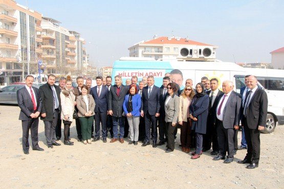 CHP ve İYİ Parti’nin ortak olduğu Millet İttifakı’nın Manisa Büyükşehir Belediye Başkan Adayı Orkun Şıktaşlı, Manisa’da yaşanan sorunların kentin 20-30 yıllık geleceğinin planlanmamasından kaynaklandığını belirterek, “Biz Manisa’nın 20-30 yılını planlamakla mükellefiz’’ dedi.

 

 

Millet İttifakı Manisa Büyükşehir Belediye Başkan Adayı Orkun Şıktaşlı, Millet İttifakı’nın Şehzadeler Belediye Başkan Adayı İsa Özdemir’in belediye meclis üyeleri adaylarına düzenlediği sabah kahvaltısına katıldı. Belediye Meclis üyelerine kendini tanıtan Millet İttifakı’nın Büyükşehir Belediye Başkan Adayı Şıktaşlı, Manisa’nın geleceğini inşaat etmek için yola çıktıklarını ve kentin geleceğinin tüm ilçelerle birlikte ortak akıl çerçevesinde kurulacağını ifade etti.

Şıktaşlı kısa konuşmasının ardından belediye meclis üyelerinin sorularını yanıtladıktan sonra, birlikte hatıra fotoğrafı çektirdi.

“MANİSA’NIN PLANLI VE PROGRAMLI ÇALIŞMAYA İHTİYACI VAR’’

Millet İttifakı Şıktaşlı, kahvaltının ardından Millet İttifakı Şehzadeler Belediye Başkan Adayı İsa Özdemir ile birlikte Manisa Baro Başkanı Ali Arslan’ın makamında ziyaret etti. Millet İttifakı adaylarının kapıda çiçekle karşılayan Manisa Baro Başkanı Ali Arslan, gerçekleştirilen ziyaretten dolayı memnuniyetini dile getirdi.

Baro Başkanı Arslan, avukatlık mesleğine yeni başlayan avukatlara ilk olarak demokrasiye, Cumhuriyete, Atatürk İlke ve İnkılaplarına sahip çıkmaya davet ettiklerini belirterek, “Mesleğe yeni başlayan avukatlarımıza bu ilkelere sahip çıkmaya davet ediyoruz. Kendi birlik ve bütünlüğümüze sahip çıkmak çok önemli. İnanıyorum ki belediye başkan adaylarımızın oluşturduğu kadrolar ve kendileri de bu ilkelere yürekten sahip çıkacaklar. Bu ilkelere sahip çıkan belediye başkanlarımızla birlikte olmakta bizim görevimiz. Millet İttifakı’nın adaylarını ve kadrolarının vatandaşımızda karşılığı olduğunu duyuyoruz. Bu seçimlerde kendilerine başarılar diliyorum. Manisa’nın planlı ve programlı çalışmaya ihtiyacı var. Bu ihtiyacıda sizlerin karşılayacağına inanıyorum’’ diye konuştu.

“MANİSA’NIN 20-30 YILLIK GELECEĞİNİ PLANLAMAKLA MÜKELLEFİZ’’

Millet İttifakı Manisa Büyükşehir Belediye Başkan Adayı Şıktaşlı, Manisa Barosu’nda yaptığı konuşmada, kentin ilçeleriyle birlikte en önemli sorunun geleceğinin planlanmaması olduğuna dikkat çekti. Şıktaşlı, “Kentimizde ve ilçelerimizde yaşanan tüm sorunlar yerel yöneticilerin 15-20 yıl sonrasını düşünmemiş ve geleceğe yönelik planlarının olmayışından kaynaklanmaktadır. Bunun geçmiş 10 yılından şuanki başkan sorumludur. Biz bu sorunları bir daha yaşatmamak için sahalara çıktık. Her ne kadar 5 yıllık için seçilmiş olsak da Manisa’nın önümüzdeki 20-30 yıllık geleceğini planlamakla mükellefiz. Bugün Manisa’yı yönetmeye talip olan bizler, gelecek kuşakların sorunsuz yaşayabileceği bir kenti oluşturmakla görevliyiz. Manisa’da yaşamanın bugünkü gibi eziyete dönüşmediği bir kenti kurmak için yola çıktık. Manisa’da Atatürk Kent Parkı, kazaya müsait olan kavşak ve Katı Atık Bertaraf Tesisi haricinde kimse dördüncü bir projeden bahsedemiyor. Biz projelerimizle anılmak için bu yola çıktık’’ diye konuştu.

Konuşmaların ardından Şıktaşlı ve beraberindekiler Baro Başkanı Arslan ile birlikte hatıra fotoğrafı çektirdi.