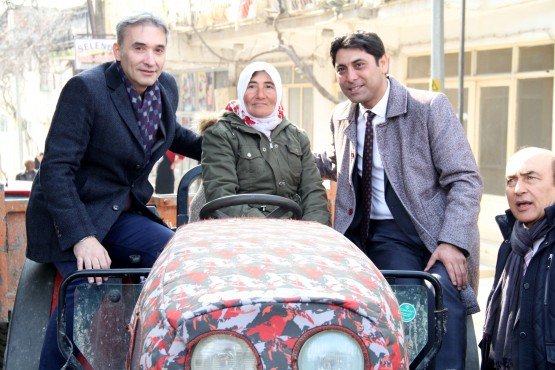 Millet İttifakı Manisa Büyükşehir Belediye Başkan Adayı Orkun Şıktaşlı, Selendi İlçesi’ne gerçekleştirdiği ziyarette Manisa halkına müjde verdi. Şıktaşlı, göreve geldikleri zaman suda yüzde 40 indirim yapacaklarının sözünün verdi.

 Millet İttifakı Manisa Büyükşehir Belediye Başkan Adayı Orkun Şıktaşlı, 31 Mart yerel seçim çalışmalarına hızlı bir şekilde sürdürüyor. Millet İttifakı Büyükşehir Belediye Başkan Adayı Şıktaşlı, seçim çalışmaları çerçevesinde Selendi İlçesi’ni ziyaret etti. Sıktaşlı ilk olarak Millet İttifakı Selendi Belediye Başkan Adayı ve mevcut belediye başkanı Yasin Dumlupınar’ı makamında ziyaret etti. Ziyarette İYİ Parti İl Başkanı Hasan Eryılmaz, İYİ Parti İlçe Başkanı Tevfik Gülmez, CHP İlçe Başkanı Selim Kurt’un yanı sıra partililerde katıldı.

Ziyarette Manisa’nın Büyükşehir olmasıyla birlikte köyden mahallelere dönen kırsal yerlerde su bedelinin 4/1 oranında alınması uygulamasının 31 Mart yerel seçimlerinden sonra sona ermesi konusu gündeme geldi.

Yaşanan sıkıntıyı yakından takip ettiğini dile getiren Millet İttifakı Manisa Büyükşehir Belediye Başkan Adayı Şıktaşlı, kırsal mahallelerde yaşayan vatandaşlara müjdeli haber verdi. Şıktaşlı yaptığı açıklamada, Manisa Büyükşehir Belediyesi’ni kazandıktan sonra uygulamayı devam ettirmeyi hedeflediklerini belirterek, “Büyükşehir Yasası ile birlikte kırsalda köylerden mahalleye dönen yerlerde su bedeli gerçek değerinin 4/1 oranında alınıyordu. Mesela Selendi İlçemizde 3 TL iken 75 Kuruş olarak alınıyordu. Bu 5 yıllık süreç dolduğunda uygulama bitiyor. Şimdi ise bu 5 yıl Mart ayında doluyor. Artık kırsal kesimde su bedeli gerçek değerde alınacak. 31 Mart’tan sonra biz bu uygulamayı devam ettirmeyi düşünüyoruz. Bununla ilgili şayet bir sıkıntı olup olmayacağı noktasında göreve geldiğimiz zaman hemen inceleme yapacağız. Kırsal bölgedeki üreticimizi ve vatandaşımızı sıkıntıya sokmamaya gayret göstereceğiz’’ diye konuştu.

ŞIKTAŞLI’DAN MÜJDE, SUDA YÜZDE 40 İNDİRİM

Ziyarette gündeme taşınan Manisa’nın su ücretleri sıkıntısı hakkında açıklamada bulunan Millet İttifakı Manisa Büyükşehir Belediye Başkan Adayı Şıktaşlı, vatandaşlara müjdeli haberi verdi. Millet İttifakı Büyükşehir Adayı Şıktaşlı, “Manisa’da vatandaştan alınan su ücretleri konusunda yıllardır yaşanan bir sıkıntı var. Bu sıkıntıyı çok iyi biliyoruz. Bu konuda da önemli çalışmalarımız var. Manisa halkına müjde vermek istiyorum. 31 Mart yerel seçimlerinden sonra Büyükşehir’e geldiğimiz zaman su ücretlerinde yüzde 40 oranında indirim yapacağız. Bu Manisalı vatandaşlarımıza sözümüz olsun’’ diye konuştu.

Şıktaşlı, Selendi Belediyesi ziyaretinin ardından Millet İttifakı Selendi Belediye Başkan Adayı Yasin Dumlupınar ve partililer ile birlikte ilçe esnafını ziyarette bulundu.