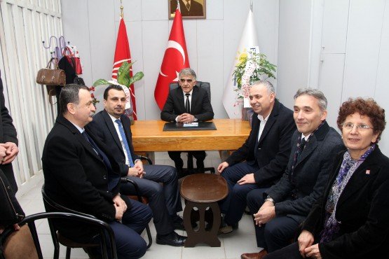 Millet İttifakı Manisa Büyükşehir Belediye Başkan Adayı Orkun Şıktaşlı, Manisalı üretici için hayata geçirecekleri Tarım A.Ş. ile üreticinin ürünün rayicinin altında satılmayacağını belirterek, “Tarım A.Ş ile üretici şahlanacak’’ dedi. Şıktaşlı ayrıca, özellikle üreticiden ton başına alınan 8 TL bahçe sulama bedelinin, seçildikten sonra 3 TL’ye düşüreceklerini belirterek müjde verdi.

 

 

Millet İttifakı Manisa Büyükşehir Belediye Başkan Adayı Orkun Şıktaşlı, seçim çalışmalarına gece-gündüz devam ediyor. Millet İttifakı Şıktaşlı, Ahmetli İlçesi’nde seçim bürosunu açılışını gerçekleştirirken, Turgutlu İlçesi’nde aday tanıtımı yaptı. Şıktaşlı ayrıca Şehzadeler İlçesi’ne bağlı Sancaklı Bozköy Mahallesi’ne gece ziyaretinde bulunarak üreticilerle bir araya geldi.

AHMETLİ’DE AÇILIŞ, TURGUTLU’DA ADAY TANITIMINA KATILDI

Millet İttifakı Manisa Büyükşehir Belediye Başkan Adayı Şıktaşlı eşi Nesrin Şıktaşlı ile birlikte ilk olarak Ahmetli İlçesi’nde Millet İttifakı Ahmetli Belediye Başkan Adayı Mehmet Eryürek’in seçim bürosu açılışına katıldı. Açılışa CHP Manisa Milletvekilleri Ahmet Vehbi Bakırlıoğlu, Bekir Başevirgen, Millet İttifakı’nın Sarıgöl Belediye Başkan Adayı Emrah Eroğlu, Salihli Belediye Başkan Adayı Mazlum Nurlu, Turgutlu Belediye Başkan Adayı Çetin Akın, CHP İl Başkanı Semih Balalan, ilçe başkanları, partililer ve vatandaşlar katıldı. Katılanlarla birlikte seçim bürosunun açılış kurdelesini kesen Şıktaşlı, seçim vaadleri hakkında bilgiler verdi.

Sıktaşlı Ahmetli İlçesi’ndeki seçim bürosunun açılışının ardından Millet İttifakı Turgutlu Belediye Başkan Adayı Çetin Akın ile birlikte Turgutlu’da partililerle aday tanıtım toplantısına katıldı. Şıktaşlı partililere projeleri hakkında bilgi verdikten sonra bol bol fotoğraf çektirdi.

SANCAKLI BOZKÖY’DE ÜRETİCİYE MÜJDE

Millet İttifakı Büyükşehir Adayı Şıktaşlı, daha sonra üreticilerle bir araya gelmek için Şehzadeler İlçesi’ne bağlı Sancaklı Bozköy Mahallesi’ne gece ziyaretinde bulundu. Mahallede önce esnafı ziyaret eden Şıktaşlı daha sonra CHP İl Başkanı Semih Balaban ve İYİ Parti İl Başkanı Hasan Eryılmaz ile birlikte üreticilerle kıraathanede bir araya geldi.

Şıktaşlı yaptığı konuşmada, büyükşehir belediyelerinin büyük imkanlara sahip olduğunu ve kendilerinin 31 Mart tarihinde seçildikleri taktirde bu imkanları Manisalı üreticinin kazanması için harcayacaklarını ifade etti. Şıktaşlı, “Büyükşehir yetki anlamında inanılmaz imkanlara sahip. Bir kere bütçesini Manisa’ya yetecek kadar büyük. Bu hizmete döndüğü takdirde her ilçemizi ve mahallemizi en üst seviyeye çıkartabilecek potansiyelde. Ama biz napıyoruz Manisa’nın merkezinde iki tane kule yapıyoruz, 230 milyon TL’yi oraya gömüyoruz. 450 milyon TL’ye bir belediye binası ihalesi yapıyoruz. Gereksiz bir yatırım. 10 yıl önce ne vaad ediliyor, ‘Biz sırça köşklerde oturmayacağız’ deniliyordu. Bizde şunu söylüyoruz bu kadar parayı betonarmeye gömmeye gerek yok diyoruz. Biz makamlarda ve koltuklarda oturmak için bu işi yapmayacağız. Biz bu bütçeyi üretim ekonomisine harcayacağız’’ dedi.

Konuşmasında üreticilere müjdeli haber veren Şıktaşlı, üreticinin bahçe sulamasında alınan ton başına 8 TL ücretini 3 TL’ye indireceklerini belirterek, “Bizim rakibimiz konumunda olan şahıslar ilçelerimize hizmet etmediler. Hizmet etmiş olsalardı bizim size söyleyecek bir şeyimiz olmazdı. Karşınıza çıkmazdık. Yaptığımız ziyaretlerde vatandaşlarımız ve üreticilerimiz özellikle su ücretleriyle ilgili yaşadığı sıkıntıları bize dile getirdiler. Su ile ilgili sıkıntılar var. Özellikle üreticimizin bahçe sulamada ton başına 8 TL olan bedeli evde kullanılan 3 TL’yi indireceğiz. Suyun fiyatını tüm Manisa genelinde yüzde 40 aşağıya çekeceğiz. Artık 50 TL’lik faturayı 30 TL’ye ödeyeceksiniz’’ dedi.

“HİÇBİR ŞEKİLDE ÜRÜNÜMÜZ RAYİCİNİN ALTINDA SATILMAYACAK’’

Millet İttifakı Büyükşehir Adayı Şıktaşlı, en önemli projelerinin Tarım A.Ş. olduğunu ifade ederek, bu proje ile üreticinin yeniden kazanmaya başlayacağını söyledi. Şıktaşlı, “Manisa tarım ve hayvancılığa kanalize etmeye çalışacağız. Elimizdeki tüm imkanlarla önümüzdeki 5 yıl kalkınmaya, cebimizin para görmesine ve ekmeğimizin büyümesine adayacağız. Sancaklı Bozköy’de kirazımız ve üzümümüz var. Sarıgöl ilçemize kadar üzümümüz var. Biz bu bölgede tedarik zincirini oluşturacağız. Kurusunda stok kurumunun, yaşında yaş birliğinin kooperatifçiliğini oluşturacağız. Bunu kuracağımız Tarım A.Ş. ile yapacağız. Hiçbir şekilde ürünümüz rayicinin altında satılmayacak. Gerektiğinde bekleyeceğiz ihtiyaç olduğunda değil, fiyatını bulduğunda satacağız. Bu ne demek. Cebimize 5 TL değil, o ürün gerçekte 10 TL ise 10 TL girecek demek. Bu nasıl yapacağız. Büyükşehir olarak sizin ürünlerinizi alacağız. Arzu ederseniz siz soğuk hava deposuna bırakacaksınız, ama arzu ederseniz sizin ürününüzü İstanbul’da, nerde satılması gerekiyorsa biz satacağız siz kazanacaksınız. Hizmet yeri para kazanma yeri değildir. Ebetteki biz bu yapıyı oluştururken taşımacılığını, lojistiğini, soğuk hava zincirini, bozulmadan bir yere ulaştırılmasını sağlayacağız. Bir sistem kurarken maliyeti olacak. Bu maliyeti de işi yaparken içinden alma düşüncesinde değiliz. Üreticimizin zenginleşmesi bizim zenginleşmesi olacağı için ve esnafımız ile Manisa’nın ticaretinin harekete geçmesi demektir. Önümüzdeki 5 yıl vatandaşımıza ve toprağa yatırım yapacağız. Sancaklı Bozköy, Sancaklı İğdecik ve Karaoğlan’lıyı kalkındırmak bizim görevimizdir. Köprübaşı'nın çileğine de, Selendi’nin salatalığını da satacağız. Kuracağımız Tarım A.Ş. ile üreticimiz şahlanacak’’ dedi.

“BU SAATTEN SONRA KOOPERATİFÇİLİK, TARIM VE ÇİFTÇİYLE İLGİLİ SÖYLENECEK BİRŞEYİN İTİBARI YOK’’

Şıktaşlı açıklamasında son olarak, son 10 yılda Manisa Büyükşehir Belediyesi’nin üretici kalkındıracak bir çalışmasının olmadığını belirterek, “Yaklaşık 5 yıldır Manisa’da tarımdan kooperatifçilikten, tarımdan ve hayvancılıktan bahsetmeyen bir büyükşehir var. Biz bunları söylüyoruz. Ama 3 gün sonra birileri çıkar bizde yapacağız der. Sizde sorun ‘5 yıldır neredeydiniz’ diye. 5 yıldır tarımla ve kooperatifçilikle ilgili hiçbir şey söylemeyen Büyükşehir Belediye Başkanının bu dakikadan itibaren kooperatifçilikle, tarımla, çiftçi ile ilgili söyleyeceği her hangi bir konunun bir itibarının olmaması gerektiğini düşünüyorum’’ dedi.

Şıktaşlı yaptığı açıklamanın artından üreticilerden yoğun alkış aldı. Şıktaşlı gecenin sonunda üreticilerle hatıra fotoğrafı çektirdi.