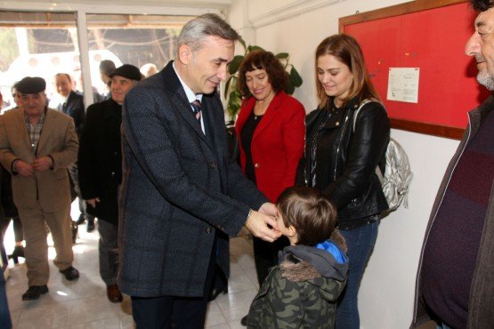 CHP ve İyi Parti’nin ortak olduğu Millet İttifakı’nın Manisa Büyükşehir Belediye Başkan Adayı Orkun Şıktaşlı, bir günde Saruhanlı, Akhisar, Ahmet ve Alaşehir İlçeleri’nde CHP ile İYİ Partili teşkilatlarıyla buluştu. Büyükşehir Belediye Başkan Adayı Şıktaşlı, Manisa’nın kalkınması için 17 ilçe belediye başkanı ile her zaman koordineli bir şekilde çalışacağını ifade ederek, “Taahhüt ederim ki ilçe belediye başkanlarımız Büyükşehir belediye başkan gücünde olacak. Birbirimizle ortak çalışacağız’’ dedi.

Manisa’da Millet İttifakı’nın Büyükşehir Belediye Başkan Adayı Orkun Şıktaşlı, bir günde 4 ilçeye çıkarma yaptı. Saruhanlı, Akhisar, Ahmet ve Alaşehir İlçeleri’ne ziyarette bulunan Millet İttifakı’nın Büyükşehir Belediye Başkan Adayı Şıktaşlı, ilçelerde CHP ve İYİ Parti’li teşkilat üyeleriyle bir araya gelerek, hem Manisa’daki hem de ilçelerdeki projeler hakkında bilgi verdi.

İlk olarak Saruhanlı İlçesi’ni ziyaret eden Büyükşehir Belediye Başkan Adayı Şıktaylı’ya eşi Nesrin Şıktaşlı, CHP İl Başkanı Semih Balaban, İYİ Parti İl Başkan Yardımcısı Ünal Abdullah Gül, Millet İttifakı’nın Saruhanlı Belediye Başkan Adayı Zeki Bilgin, CHP Saruhanlı İlçe Başkanı Aysun Avcı, İYİ Parti Saruhanlı İlçe Başkanı Seyhan Özdemir ve partililer eşlik etti. CHP ve İYİ Parti teşkilatlarında partililere buluşan Şıktaşlı Saruhanlı’da Manisa ve ilçe için yapacakları projeler hakkında kısa bilgiler verdi. Yaklaşık bir saat boyunca ilçe teşkilatında partilileri de dinleyen Şıktaşlı, daha sonra ilçe esnafını ziyaret ederek hayırlı işler diledi. İlçe esnafı tarafından sıcak karşılanan Şıktaşlı, 31 Mart yerel seçimleri için destek istedi.

Saruhanlı ziyaretinden sonra Akhisar İlçesi’ne geçen Büyükşehir Belediye Başkan Adayı Orkun Şıktaşlı, burada da CHP ve İYİ Parti teşkilatlarıyla buluştu. Partililerle istişarelerde bulunan Şıktaşlı, ziyaret ettiği ilçelerde Millet İttifakı’nın adaylarının büyük bir coşku ve umutla karşılandığını ve 31 Mart yerel seçimlerine kadar Manisa’da girilmedik kapı ve sıkılmadık el bırakmayacaklarını ifade etti. Şıktaşlı’ya CHP Manisa Milletvekili Ahmet Vehbi Bakırlıoğlu, CHP Akhisar İlçe Başkanı Av.İsmail Fikirli, İYİ Parti İlçe Başkanı Mustafa Kındıroğlu, Millet İttifakı’nın Akhisar Belediye Başkan Adayı Besim Dutlulu eşlik etti. Partililere neden aday olduğu hakkında bilgi veren Millet İttifakı’nın Büyükşehir Belediye Başkan Adayı Şıktaşlı, tüm ilçelere eşit mesafede olmak, ilçelerin tamamının eşit hizmetler almasını sağlamak ve özellikle Manisa ile birlikte tüm ilçelerin kalkınmasını sağlamak amacıyla aday olduğunu ifade etti.

Akhisar İlçesi’nin ardından Ahmetli İlçesi’ne geçen ve partililer ile buluşan Büyükşehir Belediye Başkan Adayı Şıktaşlı’ya burada CHP İlçe Başkanı Kamuran Keskin, İYİ Parti İlçe Başkanı Müjdat Ata ve Millet İttifakı’nın Ahmetli Belediye Başkan Adayı Mehmet Eryürek eşlik etti. İlçe başkanlarında partililerle sohbet eden Şıktaşlı, Ahmet İlçesi’ne istenilen hizmetin 31 Mart tarihinden itibaren gelmeye başlayacağının sözünü verdi.

Millet İttifakı’nın Büyükşehir Belediye Başkan adayı Şıktaşlı günün sonunda son ilçe olarak Alaşehir İlçesi’ne ziyarette bulundu. Ziyarette Şıktaşlı’ya CHP İlçe Başkanı Ahmet Akgündüz, İYİ Parti İlçe Başkanı Ahmet Soygur ve Millet İttifakı Alaşehir Belediye Başkan Adayı Ahmet Öküzcüoğlu, Millet İttifakı’nın Sarıgöl Belediye Başkan Adayı Emrah Eroğlu’da eşlik etti.

“İLÇE BAŞKANLARIMIZ BÜYÜKŞEHİR BELEDİYE BAŞKAN GÜCÜNDE OLACAK’’

Millet İttifakı’nın Büyükşehir Belediye Başkan Adayı Orkun Şıktaşlı, ilçelerde partililer ile yaptığı buluşmada, Manisa’ya nasıl kalkındıracaklarını ve ilçeleri hasıl güçlendirecekleri hakkında çeşitli bilgiler verdi. Manisa’nın asla merkezden yönetilen bir kent halinde olmayacağının altını çizen Şıktaşlı, “Hizmetlerin tasarlanması son 5 yıldır hep merkezden oldu. Buna karşılık olarak da sıkıntıları sorunları bilmeyen bir büyükşehir belediyesi ilçelere gerekli olan hizmetleri veremedi. Taahhüt ederim ki ilçe belediye başkanlarımız Büyükşehir belediye başkan gücünde olacak. Birbirimizle ortak çalışacağız. Hizmetler yerinde fikir alışverişi içerisinde olacak. Unutulmasın ki İYİ Parti’nin Büyükşehir belediye Başkan Adayı CHP’nin de Büyükşehir Belediye Başkan Adayıdır. Milletin adayıdır. Bunu herkes böyle bilsin’’ diye konuştu.

Manisa’nın büyükşehir olmasıyla birlikte ilçe gelirlerinin yüzde 40’nın kaybolduğuna dikkat çeken Şıktaşlı, hedeflerinin ilçelerin kaybolan gelirlerini tekrar kazandırmak olduğunu belirterek, “Bunun için hem ekonomiye yönelik, hem de istihdama yönelik çeşitli projelerimiz var. İlçelerimiz kaybettikleri gelirini tekrar geri kazanacak. Yatırım ve projelerimiz ile ilçelerimizi marka ilçeler haline getireceğiz. Yapacağımız işlerden bir tanesi de tarımsal kalkınmaya yönelik olacak. Bir Tarım A.Ş. kuracağız. Bu şekilde Manisalı üretecimizin ürettiği ürünün değer kaybını yaşamayacak. Pazar bulma sıkıntı yaşamayacak. Yaş Üzüm Birliğini kuracağız. Böylece üzüm artık değerini kaybetmeyecek. Üretici kazanırsa Manisa’da kazanacak. İlçelerimizi ayağa kaldırdığımız taktirde Manisa’da ayağa kalkmış olacak. İlçelerimizde her zaman vatandaşımız ve üreticimizle bütünleşen bir belediyecilik anlayışı içinde olacağız’’ dedi.