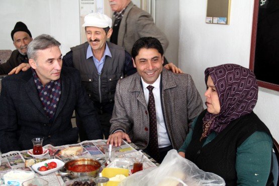 Millet İttifakı Manisa Büyükşehir Belediye Başkan Adayı Orkun Şıktaşlı, Selendi İlçesi’ne gerçekleştirdiği ziyarette Manisa halkına müjde verdi. Şıktaşlı, göreve geldikleri zaman suda yüzde 40 indirim yapacaklarının sözünün verdi.

 

 

Millet İttifakı Manisa Büyükşehir Belediye Başkan Adayı Orkun Şıktaşlı, 31 Mart yerel seçim çalışmalarına hızlı bir şekilde sürdürüyor. Millet İttifakı Büyükşehir Belediye Başkan Adayı Şıktaşlı, seçim çalışmaları çerçevesinde Selendi İlçesi’ni ziyaret etti. Sıktaşlı ilk olarak Millet İttifakı Selendi Belediye Başkan Adayı ve mevcut belediye başkanı Yasin Dumlupınar’ı makamında ziyaret etti. Ziyarette İYİ Parti İl Başkanı Hasan Eryılmaz, İYİ Parti İlçe Başkanı Tevfik Gülmez, CHP İlçe Başkanı Selim Kurt’un yanı sıra partililerde katıldı.

Ziyarette Manisa’nın Büyükşehir olmasıyla birlikte köyden mahallelere dönen kırsal yerlerde su bedelinin 4/1 oranında alınması uygulamasının 31 Mart yerel seçimlerinden sonra sona ermesi konusu gündeme geldi.

Yaşanan sıkıntıyı yakından takip ettiğini dile getiren Millet İttifakı Manisa Büyükşehir Belediye Başkan Adayı Şıktaşlı, kırsal mahallelerde yaşayan vatandaşlara müjdeli haber verdi. Şıktaşlı yaptığı açıklamada, Manisa Büyükşehir Belediyesi’ni kazandıktan sonra uygulamayı devam ettirmeyi hedeflediklerini belirterek, “Büyükşehir Yasası ile birlikte kırsalda köylerden mahalleye dönen yerlerde su bedeli gerçek değerinin 4/1 oranında alınıyordu. Mesela Selendi İlçemizde 3 TL iken 75 Kuruş olarak alınıyordu. Bu 5 yıllık süreç dolduğunda uygulama bitiyor. Şimdi ise bu 5 yıl Mart ayında doluyor. Artık kırsal kesimde su bedeli gerçek değerde alınacak. 31 Mart’tan sonra biz bu uygulamayı devam ettirmeyi düşünüyoruz. Bununla ilgili şayet bir sıkıntı olup olmayacağı noktasında göreve geldiğimiz zaman hemen inceleme yapacağız. Kırsal bölgedeki üreticimizi ve vatandaşımızı sıkıntıya sokmamaya gayret göstereceğiz’’ diye konuştu.

ŞIKTAŞLI’DAN MÜJDE, SUDA YÜZDE 40 İNDİRİM

Ziyarette gündeme taşınan Manisa’nın su ücretleri sıkıntısı hakkında açıklamada bulunan Millet İttifakı Manisa Büyükşehir Belediye Başkan Adayı Şıktaşlı, vatandaşlara müjdeli haberi verdi. Millet İttifakı Büyükşehir Adayı Şıktaşlı, “Manisa’da vatandaştan alınan su ücretleri konusunda yıllardır yaşanan bir sıkıntı var. Bu sıkıntıyı çok iyi biliyoruz. Bu konuda da önemli çalışmalarımız var. Manisa halkına müjde vermek istiyorum. 31 Mart yerel seçimlerinden sonra Büyükşehir’e geldiğimiz zaman su ücretlerinde yüzde 40 oranında indirim yapacağız. Bu Manisalı vatandaşlarımıza sözümüz olsun’’ diye konuştu.

Şıktaşlı, Selendi Belediyesi ziyaretinin ardından Millet İttifakı Selendi Belediye Başkan Adayı Yasin Dumlupınar ve partililer ile birlikte ilçe esnafını ziyarette bulundu.