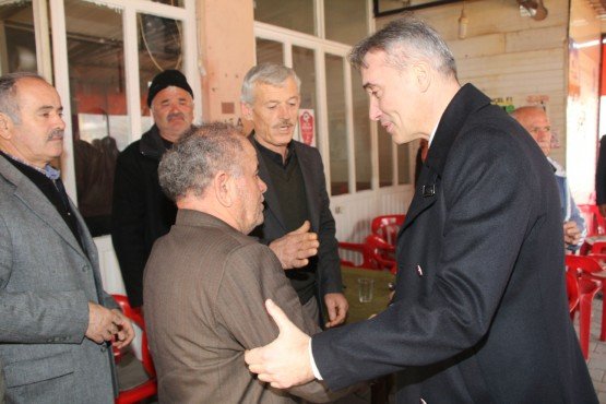 Sıktaşlı, “Beton Belediyeciliği Yapmayacağız’’
CHP ve İYİ Parti’nin ortak olduğu Millet İttifakı’nın Manisa Büyükşehir Belediye Adayı Orkun Şıktaşlı, Köprübaşı, Gördes Demirci ilçelerinde CHP ve İYİ Parti teşkilatlarıyla buluştu. Büyükşehir Adayı Şıktaşlı, durmadan çalışarak büyükşehri Millet İttifakı’na kazandıracaklarını söyledi.
Manisa’da Millet İttifakı’nın Büyükşehir Belediye Başkan Adayı Orkun Şıktaşlı, ilçelere çıkarma yaptı. Köprabaşı, Gördes ve Demirci ilçelerine giden Şıktaşlı, burada İYİ Parti ve CHP teşkilatlarıyla bir araya geldi. İlk olarak Köprübaşı’nı ziyaret eden Şıktaşlı’ya CHP İl Başkanı Semih Balaban, İYİ Parti İl Başkan Yardımcısı Ünal Abdullah Gül, Millet İttifakı’nın  Köprübaşı Belediye Başkan Adayı Fatih Taşlı, CHP Köprübaşı İlçe Başkanı Mustafa Bilgili, İYİ Parti Köprübaşı İlçe Başkanı Ali Şimşir ve partililer eşlik etti. CHP ve İYİ Parti teşkilatlarında partililere buluşan Şıktaşlı, Köprübaşı ilçesiyle ilgili seçim vaatlerini anlattı. Yaklaşık bir saat boyunca ilçe teşkilatında partilileri de dinleyen Şıktaşlı, daha sonra Köprübaşı esnafıyla buluştu. Esnafla tek tek tokalaşan Şıktaşlı, destek istedi. Milletin İttifakı’nın Adayı Şıktaşlı ayrıca, kadın işletmeci Gamze Onur’a ait Tam35 isimli işyerinin açılışını yaptı. Köprübaşı ilçe ziyaretinin ardından Borlu Mahallesi’ne de giden Şıktaşlı, burada pazaryerinde esnafa hayırlı işler diledi ve alışveriş yapan vatandaşlarla sohbet etti.
Ardından Gördes ilçesine giden Büyükşehir Belediye Başkan Adayı Orkun Şıktaşlı, burada da CHP ve İYİ Parti teşkilatlarıyla buluştu. Partililerle istişarelerde bulunan Şıktaşlı, hem Gördes’te hem de büyükşehirde seçimi kazanmak için dur durak bilmeden çalışacaklarını ifade etti. Şıktaşlı’yı Millet İttifakı’nın Gördes Belediye Başkan Adayı Mesut Efe, Gördes CHP İlçe Başkanı Nihat Ermiş, Gördes İYİ Parti İlçe Başkanı Raşip Atay karşıladı.  İlçe teşkilatları ziyaretinin ardından Gördes esnafı da gezen Şıktaşlı, Manisa için büyük projeleri olduğunu ve kenti daha yaşanabilir bir hale getireceklerini söyledi.
Gördes ilçesinin ardından Demirci’yi de ziyaret eden Şıktaşlı, Millet İttifakı’nın Demirci Belediye Başkan Adayı Haluk Şenyurt, CHP Demirci İlçe Başkanı Melih Kuru, İYİ Parti İlçe Başkanı Yılmaz Ercan ve partililerle bir araya geldi. İlçe başkanlarında partililerle sohbet eden Şıktaşlı, Demirci ilçesini kalkındıracaklarının sözünü verdi.
“MANİSA ALTIN ÇAĞINI YAŞAYACAK”
İlçe ziyaretlerinde Millet İttifakı’nın Büyükşehir Belediye Başkan Adayı Orkun Şıktaşlı, hedeflerinin hem ilçelerde hem de büyükşehirde zaferi kazanmak olduğunu belirterek, “ Manisa merkezden yönetilmeyecek. Bizim hedefimiz betonarme yapılara milyonlarca para harcayan belediyecilik olmayacak. Manisa’nın eksiklerini ve sorunlarını biliyoruz. Hedefimiz Manisa’nın kendi ekonomisini geliştirerek kendi ayakları üzerinde duran bir belediyecilik anlayışı izlemektir. Bunun için seçimi kazanmamız şart. Sizlerden isteğimiz bizim yapacaklarımızı ve vaatlerimizi halkımıza anlatmanızdır. Sizlere söz veriyorum. Hem ilçelerimiz hem de Manisa merkez bizimle altın çağını yaşayacak. Bunun için bizler hazırız. Manisa Millet İttifakı’yla mutlu bir kent olacak. Gece gündüz çalışacağız” diye konuştu.