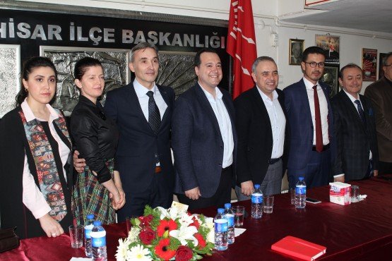 CHP ve İyi Parti’nin ortak olduğu Millet İttifakı’nın Manisa Büyükşehir Belediye Başkan Adayı Orkun Şıktaşlı, bir günde Saruhanlı, Akhisar, Ahmet ve Alaşehir İlçeleri’nde CHP ile İYİ Partili teşkilatlarıyla buluştu. Büyükşehir Belediye Başkan Adayı Şıktaşlı, Manisa’nın kalkınması için 17 ilçe belediye başkanı ile her zaman koordineli bir şekilde çalışacağını ifade ederek, “Taahhüt ederim ki ilçe belediye başkanlarımız Büyükşehir belediye başkan gücünde olacak. Birbirimizle ortak çalışacağız’’ dedi.

Manisa’da Millet İttifakı’nın Büyükşehir Belediye Başkan Adayı Orkun Şıktaşlı, bir günde 4 ilçeye çıkarma yaptı. Saruhanlı, Akhisar, Ahmet ve Alaşehir İlçeleri’ne ziyarette bulunan Millet İttifakı’nın Büyükşehir Belediye Başkan Adayı Şıktaşlı, ilçelerde CHP ve İYİ Parti’li teşkilat üyeleriyle bir araya gelerek, hem Manisa’daki hem de ilçelerdeki projeler hakkında bilgi verdi.

İlk olarak Saruhanlı İlçesi’ni ziyaret eden Büyükşehir Belediye Başkan Adayı Şıktaylı’ya eşi Nesrin Şıktaşlı, CHP İl Başkanı Semih Balaban, İYİ Parti İl Başkan Yardımcısı Ünal Abdullah Gül, Millet İttifakı’nın Saruhanlı Belediye Başkan Adayı Zeki Bilgin, CHP Saruhanlı İlçe Başkanı Aysun Avcı, İYİ Parti Saruhanlı İlçe Başkanı Seyhan Özdemir ve partililer eşlik etti. CHP ve İYİ Parti teşkilatlarında partililere buluşan Şıktaşlı Saruhanlı’da Manisa ve ilçe için yapacakları projeler hakkında kısa bilgiler verdi. Yaklaşık bir saat boyunca ilçe teşkilatında partilileri de dinleyen Şıktaşlı, daha sonra ilçe esnafını ziyaret ederek hayırlı işler diledi. İlçe esnafı tarafından sıcak karşılanan Şıktaşlı, 31 Mart yerel seçimleri için destek istedi.

Saruhanlı ziyaretinden sonra Akhisar İlçesi’ne geçen Büyükşehir Belediye Başkan Adayı Orkun Şıktaşlı, burada da CHP ve İYİ Parti teşkilatlarıyla buluştu. Partililerle istişarelerde bulunan Şıktaşlı, ziyaret ettiği ilçelerde Millet İttifakı’nın adaylarının büyük bir coşku ve umutla karşılandığını ve 31 Mart yerel seçimlerine kadar Manisa’da girilmedik kapı ve sıkılmadık el bırakmayacaklarını ifade etti. Şıktaşlı’ya CHP Manisa Milletvekili Ahmet Vehbi Bakırlıoğlu, CHP Akhisar İlçe Başkanı Av.İsmail Fikirli, İYİ Parti İlçe Başkanı Mustafa Kındıroğlu, Millet İttifakı’nın Akhisar Belediye Başkan Adayı Besim Dutlulu eşlik etti. Partililere neden aday olduğu hakkında bilgi veren Millet İttifakı’nın Büyükşehir Belediye Başkan Adayı Şıktaşlı, tüm ilçelere eşit mesafede olmak, ilçelerin tamamının eşit hizmetler almasını sağlamak ve özellikle Manisa ile birlikte tüm ilçelerin kalkınmasını sağlamak amacıyla aday olduğunu ifade etti.

Akhisar İlçesi’nin ardından Ahmetli İlçesi’ne geçen ve partililer ile buluşan Büyükşehir Belediye Başkan Adayı Şıktaşlı’ya burada CHP İlçe Başkanı Kamuran Keskin, İYİ Parti İlçe Başkanı Müjdat Ata ve Millet İttifakı’nın Ahmetli Belediye Başkan Adayı Mehmet Eryürek eşlik etti. İlçe başkanlarında partililerle sohbet eden Şıktaşlı, Ahmet İlçesi’ne istenilen hizmetin 31 Mart tarihinden itibaren gelmeye başlayacağının sözünü verdi.

Millet İttifakı’nın Büyükşehir Belediye Başkan adayı Şıktaşlı günün sonunda son ilçe olarak Alaşehir İlçesi’ne ziyarette bulundu. Ziyarette Şıktaşlı’ya CHP İlçe Başkanı Ahmet Akgündüz, İYİ Parti İlçe Başkanı Ahmet Soygur ve Millet İttifakı Alaşehir Belediye Başkan Adayı Ahmet Öküzcüoğlu, Millet İttifakı’nın Sarıgöl Belediye Başkan Adayı Emrah Eroğlu’da eşlik etti.

“İLÇE BAŞKANLARIMIZ BÜYÜKŞEHİR BELEDİYE BAŞKAN GÜCÜNDE OLACAK’’

Millet İttifakı’nın Büyükşehir Belediye Başkan Adayı Orkun Şıktaşlı, ilçelerde partililer ile yaptığı buluşmada, Manisa’ya nasıl kalkındıracaklarını ve ilçeleri hasıl güçlendirecekleri hakkında çeşitli bilgiler verdi. Manisa’nın asla merkezden yönetilen bir kent halinde olmayacağının altını çizen Şıktaşlı, “Hizmetlerin tasarlanması son 5 yıldır hep merkezden oldu. Buna karşılık olarak da sıkıntıları sorunları bilmeyen bir büyükşehir belediyesi ilçelere gerekli olan hizmetleri veremedi. Taahhüt ederim ki ilçe belediye başkanlarımız Büyükşehir belediye başkan gücünde olacak. Birbirimizle ortak çalışacağız. Hizmetler yerinde fikir alışverişi içerisinde olacak. Unutulmasın ki İYİ Parti’nin Büyükşehir belediye Başkan Adayı CHP’nin de Büyükşehir Belediye Başkan Adayıdır. Milletin adayıdır. Bunu herkes böyle bilsin’’ diye konuştu.

Manisa’nın büyükşehir olmasıyla birlikte ilçe gelirlerinin yüzde 40’nın kaybolduğuna dikkat çeken Şıktaşlı, hedeflerinin ilçelerin kaybolan gelirlerini tekrar kazandırmak olduğunu belirterek, “Bunun için hem ekonomiye yönelik, hem de istihdama yönelik çeşitli projelerimiz var. İlçelerimiz kaybettikleri gelirini tekrar geri kazanacak. Yatırım ve projelerimiz ile ilçelerimizi marka ilçeler haline getireceğiz. Yapacağımız işlerden bir tanesi de tarımsal kalkınmaya yönelik olacak. Bir Tarım A.Ş. kuracağız. Bu şekilde Manisalı üretecimizin ürettiği ürünün değer kaybını yaşamayacak. Pazar bulma sıkıntı yaşamayacak. Yaş Üzüm Birliğini kuracağız. Böylece üzüm artık değerini kaybetmeyecek. Üretici kazanırsa Manisa’da kazanacak. İlçelerimizi ayağa kaldırdığımız taktirde Manisa’da ayağa kalkmış olacak. İlçelerimizde her zaman vatandaşımız ve üreticimizle bütünleşen bir belediyecilik anlayışı içinde olacağız’’ dedi.