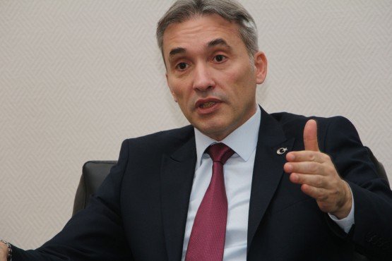 CHP ve İYİ Parti’nin ortak olduğu Millet İttifakı’nın Manisa Büyükşehir Belediye Başkan Adayı Orkun Şıktaşlı, Manisa’da yaşanan sorunların kentin 20-30 yıllık geleceğinin planlanmamasından kaynaklandığını belirterek, “Biz Manisa’nın 20-30 yılını planlamakla mükellefiz’’ dedi.

 

 

Millet İttifakı Manisa Büyükşehir Belediye Başkan Adayı Orkun Şıktaşlı, Millet İttifakı’nın Şehzadeler Belediye Başkan Adayı İsa Özdemir’in belediye meclis üyeleri adaylarına düzenlediği sabah kahvaltısına katıldı. Belediye Meclis üyelerine kendini tanıtan Millet İttifakı’nın Büyükşehir Belediye Başkan Adayı Şıktaşlı, Manisa’nın geleceğini inşaat etmek için yola çıktıklarını ve kentin geleceğinin tüm ilçelerle birlikte ortak akıl çerçevesinde kurulacağını ifade etti.

Şıktaşlı kısa konuşmasının ardından belediye meclis üyelerinin sorularını yanıtladıktan sonra, birlikte hatıra fotoğrafı çektirdi.

“MANİSA’NIN PLANLI VE PROGRAMLI ÇALIŞMAYA İHTİYACI VAR’’

Millet İttifakı Şıktaşlı, kahvaltının ardından Millet İttifakı Şehzadeler Belediye Başkan Adayı İsa Özdemir ile birlikte Manisa Baro Başkanı Ali Arslan’ın makamında ziyaret etti. Millet İttifakı adaylarının kapıda çiçekle karşılayan Manisa Baro Başkanı Ali Arslan, gerçekleştirilen ziyaretten dolayı memnuniyetini dile getirdi.

Baro Başkanı Arslan, avukatlık mesleğine yeni başlayan avukatlara ilk olarak demokrasiye, Cumhuriyete, Atatürk İlke ve İnkılaplarına sahip çıkmaya davet ettiklerini belirterek, “Mesleğe yeni başlayan avukatlarımıza bu ilkelere sahip çıkmaya davet ediyoruz. Kendi birlik ve bütünlüğümüze sahip çıkmak çok önemli. İnanıyorum ki belediye başkan adaylarımızın oluşturduğu kadrolar ve kendileri de bu ilkelere yürekten sahip çıkacaklar. Bu ilkelere sahip çıkan belediye başkanlarımızla birlikte olmakta bizim görevimiz. Millet İttifakı’nın adaylarını ve kadrolarının vatandaşımızda karşılığı olduğunu duyuyoruz. Bu seçimlerde kendilerine başarılar diliyorum. Manisa’nın planlı ve programlı çalışmaya ihtiyacı var. Bu ihtiyacıda sizlerin karşılayacağına inanıyorum’’ diye konuştu.

“MANİSA’NIN 20-30 YILLIK GELECEĞİNİ PLANLAMAKLA MÜKELLEFİZ’’

Millet İttifakı Manisa Büyükşehir Belediye Başkan Adayı Şıktaşlı, Manisa Barosu’nda yaptığı konuşmada, kentin ilçeleriyle birlikte en önemli sorunun geleceğinin planlanmaması olduğuna dikkat çekti. Şıktaşlı, “Kentimizde ve ilçelerimizde yaşanan tüm sorunlar yerel yöneticilerin 15-20 yıl sonrasını düşünmemiş ve geleceğe yönelik planlarının olmayışından kaynaklanmaktadır. Bunun geçmiş 10 yılından şuanki başkan sorumludur. Biz bu sorunları bir daha yaşatmamak için sahalara çıktık. Her ne kadar 5 yıllık için seçilmiş olsak da Manisa’nın önümüzdeki 20-30 yıllık geleceğini planlamakla mükellefiz. Bugün Manisa’yı yönetmeye talip olan bizler, gelecek kuşakların sorunsuz yaşayabileceği bir kenti oluşturmakla görevliyiz. Manisa’da yaşamanın bugünkü gibi eziyete dönüşmediği bir kenti kurmak için yola çıktık. Manisa’da Atatürk Kent Parkı, kazaya müsait olan kavşak ve Katı Atık Bertaraf Tesisi haricinde kimse dördüncü bir projeden bahsedemiyor. Biz projelerimizle anılmak için bu yola çıktık’’ diye konuştu.

Konuşmaların ardından Şıktaşlı ve beraberindekiler Baro Başkanı Arslan ile birlikte hatıra fotoğrafı çektirdi.