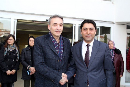Millet İttifakı Manisa Büyükşehir Belediye Başkan Adayı Orkun Şıktaşlı, Selendi İlçesi’ne gerçekleştirdiği ziyarette Manisa halkına müjde verdi. Şıktaşlı, göreve geldikleri zaman suda yüzde 40 indirim yapacaklarının sözünün verdi.

 

 

Millet İttifakı Manisa Büyükşehir Belediye Başkan Adayı Orkun Şıktaşlı, 31 Mart yerel seçim çalışmalarına hızlı bir şekilde sürdürüyor. Millet İttifakı Büyükşehir Belediye Başkan Adayı Şıktaşlı, seçim çalışmaları çerçevesinde Selendi İlçesi’ni ziyaret etti. Sıktaşlı ilk olarak Millet İttifakı Selendi Belediye Başkan Adayı ve mevcut belediye başkanı Yasin Dumlupınar’ı makamında ziyaret etti. Ziyarette İYİ Parti İl Başkanı Hasan Eryılmaz, İYİ Parti İlçe Başkanı Tevfik Gülmez, CHP İlçe Başkanı Selim Kurt’un yanı sıra partililerde katıldı.

Ziyarette Manisa’nın Büyükşehir olmasıyla birlikte köyden mahallelere dönen kırsal yerlerde su bedelinin 4/1 oranında alınması uygulamasının 31 Mart yerel seçimlerinden sonra sona ermesi konusu gündeme geldi.

Yaşanan sıkıntıyı yakından takip ettiğini dile getiren Millet İttifakı Manisa Büyükşehir Belediye Başkan Adayı Şıktaşlı, kırsal mahallelerde yaşayan vatandaşlara müjdeli haber verdi. Şıktaşlı yaptığı açıklamada, Manisa Büyükşehir Belediyesi’ni kazandıktan sonra uygulamayı devam ettirmeyi hedeflediklerini belirterek, “Büyükşehir Yasası ile birlikte kırsalda köylerden mahalleye dönen yerlerde su bedeli gerçek değerinin 4/1 oranında alınıyordu. Mesela Selendi İlçemizde 3 TL iken 75 Kuruş olarak alınıyordu. Bu 5 yıllık süreç dolduğunda uygulama bitiyor. Şimdi ise bu 5 yıl Mart ayında doluyor. Artık kırsal kesimde su bedeli gerçek değerde alınacak. 31 Mart’tan sonra biz bu uygulamayı devam ettirmeyi düşünüyoruz. Bununla ilgili şayet bir sıkıntı olup olmayacağı noktasında göreve geldiğimiz zaman hemen inceleme yapacağız. Kırsal bölgedeki üreticimizi ve vatandaşımızı sıkıntıya sokmamaya gayret göstereceğiz’’ diye konuştu.

ŞIKTAŞLI’DAN MÜJDE, SUDA YÜZDE 40 İNDİRİM

Ziyarette gündeme taşınan Manisa’nın su ücretleri sıkıntısı hakkında açıklamada bulunan Millet İttifakı Manisa Büyükşehir Belediye Başkan Adayı Şıktaşlı, vatandaşlara müjdeli haberi verdi. Millet İttifakı Büyükşehir Adayı Şıktaşlı, “Manisa’da vatandaştan alınan su ücretleri konusunda yıllardır yaşanan bir sıkıntı var. Bu sıkıntıyı çok iyi biliyoruz. Bu konuda da önemli çalışmalarımız var. Manisa halkına müjde vermek istiyorum. 31 Mart yerel seçimlerinden sonra Büyükşehir’e geldiğimiz zaman su ücretlerinde yüzde 40 oranında indirim yapacağız. Bu Manisalı vatandaşlarımıza sözümüz olsun’’ diye konuştu.

Şıktaşlı, Selendi Belediyesi ziyaretinin ardından Millet İttifakı Selendi Belediye Başkan Adayı Yasin Dumlupınar ve partililer ile birlikte ilçe esnafını ziyarette bulundu.
