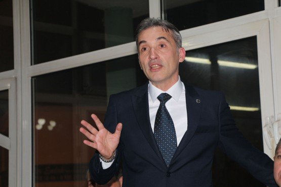Millet İttifakı Manisa Büyükşehir Belediye Başkan Adayı Orkun Şıktaşlı, Manisalı üretici için hayata geçirecekleri Tarım A.Ş. ile üreticinin ürünün rayicinin altında satılmayacağını belirterek, “Tarım A.Ş ile üretici şahlanacak’’ dedi. Şıktaşlı ayrıca, özellikle üreticiden ton başına alınan 8 TL bahçe sulama bedelinin, seçildikten sonra 3 TL’ye düşüreceklerini belirterek müjde verdi.

 

 

Millet İttifakı Manisa Büyükşehir Belediye Başkan Adayı Orkun Şıktaşlı, seçim çalışmalarına gece-gündüz devam ediyor. Millet İttifakı Şıktaşlı, Ahmetli İlçesi’nde seçim bürosunu açılışını gerçekleştirirken, Turgutlu İlçesi’nde aday tanıtımı yaptı. Şıktaşlı ayrıca Şehzadeler İlçesi’ne bağlı Sancaklı Bozköy Mahallesi’ne gece ziyaretinde bulunarak üreticilerle bir araya geldi.

AHMETLİ’DE AÇILIŞ, TURGUTLU’DA ADAY TANITIMINA KATILDI

Millet İttifakı Manisa Büyükşehir Belediye Başkan Adayı Şıktaşlı eşi Nesrin Şıktaşlı ile birlikte ilk olarak Ahmetli İlçesi’nde Millet İttifakı Ahmetli Belediye Başkan Adayı Mehmet Eryürek’in seçim bürosu açılışına katıldı. Açılışa CHP Manisa Milletvekilleri Ahmet Vehbi Bakırlıoğlu, Bekir Başevirgen, Millet İttifakı’nın Sarıgöl Belediye Başkan Adayı Emrah Eroğlu, Salihli Belediye Başkan Adayı Mazlum Nurlu, Turgutlu Belediye Başkan Adayı Çetin Akın, CHP İl Başkanı Semih Balalan, ilçe başkanları, partililer ve vatandaşlar katıldı. Katılanlarla birlikte seçim bürosunun açılış kurdelesini kesen Şıktaşlı, seçim vaadleri hakkında bilgiler verdi.

Sıktaşlı Ahmetli İlçesi’ndeki seçim bürosunun açılışının ardından Millet İttifakı Turgutlu Belediye Başkan Adayı Çetin Akın ile birlikte Turgutlu’da partililerle aday tanıtım toplantısına katıldı. Şıktaşlı partililere projeleri hakkında bilgi verdikten sonra bol bol fotoğraf çektirdi.

SANCAKLI BOZKÖY’DE ÜRETİCİYE MÜJDE

Millet İttifakı Büyükşehir Adayı Şıktaşlı, daha sonra üreticilerle bir araya gelmek için Şehzadeler İlçesi’ne bağlı Sancaklı Bozköy Mahallesi’ne gece ziyaretinde bulundu. Mahallede önce esnafı ziyaret eden Şıktaşlı daha sonra CHP İl Başkanı Semih Balaban ve İYİ Parti İl Başkanı Hasan Eryılmaz ile birlikte üreticilerle kıraathanede bir araya geldi.

Şıktaşlı yaptığı konuşmada, büyükşehir belediyelerinin büyük imkanlara sahip olduğunu ve kendilerinin 31 Mart tarihinde seçildikleri taktirde bu imkanları Manisalı üreticinin kazanması için harcayacaklarını ifade etti. Şıktaşlı, “Büyükşehir yetki anlamında inanılmaz imkanlara sahip. Bir kere bütçesini Manisa’ya yetecek kadar büyük. Bu hizmete döndüğü takdirde her ilçemizi ve mahallemizi en üst seviyeye çıkartabilecek potansiyelde. Ama biz napıyoruz Manisa’nın merkezinde iki tane kule yapıyoruz, 230 milyon TL’yi oraya gömüyoruz. 450 milyon TL’ye bir belediye binası ihalesi yapıyoruz. Gereksiz bir yatırım. 10 yıl önce ne vaad ediliyor, ‘Biz sırça köşklerde oturmayacağız’ deniliyordu. Bizde şunu söylüyoruz bu kadar parayı betonarmeye gömmeye gerek yok diyoruz. Biz makamlarda ve koltuklarda oturmak için bu işi yapmayacağız. Biz bu bütçeyi üretim ekonomisine harcayacağız’’ dedi.

Konuşmasında üreticilere müjdeli haber veren Şıktaşlı, üreticinin bahçe sulamasında alınan ton başına 8 TL ücretini 3 TL’ye indireceklerini belirterek, “Bizim rakibimiz konumunda olan şahıslar ilçelerimize hizmet etmediler. Hizmet etmiş olsalardı bizim size söyleyecek bir şeyimiz olmazdı. Karşınıza çıkmazdık. Yaptığımız ziyaretlerde vatandaşlarımız ve üreticilerimiz özellikle su ücretleriyle ilgili yaşadığı sıkıntıları bize dile getirdiler. Su ile ilgili sıkıntılar var. Özellikle üreticimizin bahçe sulamada ton başına 8 TL olan bedeli evde kullanılan 3 TL’yi indireceğiz. Suyun fiyatını tüm Manisa genelinde yüzde 40 aşağıya çekeceğiz. Artık 50 TL’lik faturayı 30 TL’ye ödeyeceksiniz’’ dedi.

“HİÇBİR ŞEKİLDE ÜRÜNÜMÜZ RAYİCİNİN ALTINDA SATILMAYACAK’’

Millet İttifakı Büyükşehir Adayı Şıktaşlı, en önemli projelerinin Tarım A.Ş. olduğunu ifade ederek, bu proje ile üreticinin yeniden kazanmaya başlayacağını söyledi. Şıktaşlı, “Manisa tarım ve hayvancılığa kanalize etmeye çalışacağız. Elimizdeki tüm imkanlarla önümüzdeki 5 yıl kalkınmaya, cebimizin para görmesine ve ekmeğimizin büyümesine adayacağız. Sancaklı Bozköy’de kirazımız ve üzümümüz var. Sarıgöl ilçemize kadar üzümümüz var. Biz bu bölgede tedarik zincirini oluşturacağız. Kurusunda stok kurumunun, yaşında yaş birliğinin kooperatifçiliğini oluşturacağız. Bunu kuracağımız Tarım A.Ş. ile yapacağız. Hiçbir şekilde ürünümüz rayicinin altında satılmayacak. Gerektiğinde bekleyeceğiz ihtiyaç olduğunda değil, fiyatını bulduğunda satacağız. Bu ne demek. Cebimize 5 TL değil, o ürün gerçekte 10 TL ise 10 TL girecek demek. Bu nasıl yapacağız. Büyükşehir olarak sizin ürünlerinizi alacağız. Arzu ederseniz siz soğuk hava deposuna bırakacaksınız, ama arzu ederseniz sizin ürününüzü İstanbul’da, nerde satılması gerekiyorsa biz satacağız siz kazanacaksınız. Hizmet yeri para kazanma yeri değildir. Ebetteki biz bu yapıyı oluştururken taşımacılığını, lojistiğini, soğuk hava zincirini, bozulmadan bir yere ulaştırılmasını sağlayacağız. Bir sistem kurarken maliyeti olacak. Bu maliyeti de işi yaparken içinden alma düşüncesinde değiliz. Üreticimizin zenginleşmesi bizim zenginleşmesi olacağı için ve esnafımız ile Manisa’nın ticaretinin harekete geçmesi demektir. Önümüzdeki 5 yıl vatandaşımıza ve toprağa yatırım yapacağız. Sancaklı Bozköy, Sancaklı İğdecik ve Karaoğlan’lıyı kalkındırmak bizim görevimizdir. Köprübaşı'nın çileğine de, Selendi’nin salatalığını da satacağız. Kuracağımız Tarım A.Ş. ile üreticimiz şahlanacak’’ dedi.

“BU SAATTEN SONRA KOOPERATİFÇİLİK, TARIM VE ÇİFTÇİYLE İLGİLİ SÖYLENECEK BİRŞEYİN İTİBARI YOK’’

Şıktaşlı açıklamasında son olarak, son 10 yılda Manisa Büyükşehir Belediyesi’nin üretici kalkındıracak bir çalışmasının olmadığını belirterek, “Yaklaşık 5 yıldır Manisa’da tarımdan kooperatifçilikten, tarımdan ve hayvancılıktan bahsetmeyen bir büyükşehir var. Biz bunları söylüyoruz. Ama 3 gün sonra birileri çıkar bizde yapacağız der. Sizde sorun ‘5 yıldır neredeydiniz’ diye. 5 yıldır tarımla ve kooperatifçilikle ilgili hiçbir şey söylemeyen Büyükşehir Belediye Başkanının bu dakikadan itibaren kooperatifçilikle, tarımla, çiftçi ile ilgili söyleyeceği her hangi bir konunun bir itibarının olmaması gerektiğini düşünüyorum’’ dedi.

Şıktaşlı yaptığı açıklamanın artından üreticilerden yoğun alkış aldı. Şıktaşlı gecenin sonunda üreticilerle hatıra fotoğrafı çektirdi.