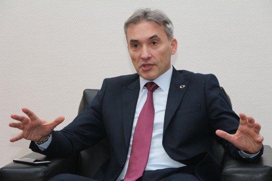 CHP ve İYİ Parti’nin ortak olduğu Millet İttifakı’nın Manisa Büyükşehir Belediye Başkan Adayı Orkun Şıktaşlı, Manisa’da yaşanan sorunların kentin 20-30 yıllık geleceğinin planlanmamasından kaynaklandığını belirterek, “Biz Manisa’nın 20-30 yılını planlamakla mükellefiz’’ dedi.

 

 

Millet İttifakı Manisa Büyükşehir Belediye Başkan Adayı Orkun Şıktaşlı, Millet İttifakı’nın Şehzadeler Belediye Başkan Adayı İsa Özdemir’in belediye meclis üyeleri adaylarına düzenlediği sabah kahvaltısına katıldı. Belediye Meclis üyelerine kendini tanıtan Millet İttifakı’nın Büyükşehir Belediye Başkan Adayı Şıktaşlı, Manisa’nın geleceğini inşaat etmek için yola çıktıklarını ve kentin geleceğinin tüm ilçelerle birlikte ortak akıl çerçevesinde kurulacağını ifade etti.

Şıktaşlı kısa konuşmasının ardından belediye meclis üyelerinin sorularını yanıtladıktan sonra, birlikte hatıra fotoğrafı çektirdi.

“MANİSA’NIN PLANLI VE PROGRAMLI ÇALIŞMAYA İHTİYACI VAR’’

Millet İttifakı Şıktaşlı, kahvaltının ardından Millet İttifakı Şehzadeler Belediye Başkan Adayı İsa Özdemir ile birlikte Manisa Baro Başkanı Ali Arslan’ın makamında ziyaret etti. Millet İttifakı adaylarının kapıda çiçekle karşılayan Manisa Baro Başkanı Ali Arslan, gerçekleştirilen ziyaretten dolayı memnuniyetini dile getirdi.

Baro Başkanı Arslan, avukatlık mesleğine yeni başlayan avukatlara ilk olarak demokrasiye, Cumhuriyete, Atatürk İlke ve İnkılaplarına sahip çıkmaya davet ettiklerini belirterek, “Mesleğe yeni başlayan avukatlarımıza bu ilkelere sahip çıkmaya davet ediyoruz. Kendi birlik ve bütünlüğümüze sahip çıkmak çok önemli. İnanıyorum ki belediye başkan adaylarımızın oluşturduğu kadrolar ve kendileri de bu ilkelere yürekten sahip çıkacaklar. Bu ilkelere sahip çıkan belediye başkanlarımızla birlikte olmakta bizim görevimiz. Millet İttifakı’nın adaylarını ve kadrolarının vatandaşımızda karşılığı olduğunu duyuyoruz. Bu seçimlerde kendilerine başarılar diliyorum. Manisa’nın planlı ve programlı çalışmaya ihtiyacı var. Bu ihtiyacıda sizlerin karşılayacağına inanıyorum’’ diye konuştu.

“MANİSA’NIN 20-30 YILLIK GELECEĞİNİ PLANLAMAKLA MÜKELLEFİZ’’

Millet İttifakı Manisa Büyükşehir Belediye Başkan Adayı Şıktaşlı, Manisa Barosu’nda yaptığı konuşmada, kentin ilçeleriyle birlikte en önemli sorunun geleceğinin planlanmaması olduğuna dikkat çekti. Şıktaşlı, “Kentimizde ve ilçelerimizde yaşanan tüm sorunlar yerel yöneticilerin 15-20 yıl sonrasını düşünmemiş ve geleceğe yönelik planlarının olmayışından kaynaklanmaktadır. Bunun geçmiş 10 yılından şuanki başkan sorumludur. Biz bu sorunları bir daha yaşatmamak için sahalara çıktık. Her ne kadar 5 yıllık için seçilmiş olsak da Manisa’nın önümüzdeki 20-30 yıllık geleceğini planlamakla mükellefiz. Bugün Manisa’yı yönetmeye talip olan bizler, gelecek kuşakların sorunsuz yaşayabileceği bir kenti oluşturmakla görevliyiz. Manisa’da yaşamanın bugünkü gibi eziyete dönüşmediği bir kenti kurmak için yola çıktık. Manisa’da Atatürk Kent Parkı, kazaya müsait olan kavşak ve Katı Atık Bertaraf Tesisi haricinde kimse dördüncü bir projeden bahsedemiyor. Biz projelerimizle anılmak için bu yola çıktık’’ diye konuştu.

Konuşmaların ardından Şıktaşlı ve beraberindekiler Baro Başkanı Arslan ile birlikte hatıra fotoğrafı çektirdi.