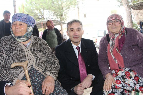 Sıktaşlı, “Beton Belediyeciliği Yapmayacağız’’
CHP ve İYİ Parti’nin ortak olduğu Millet İttifakı’nın Manisa Büyükşehir Belediye Adayı Orkun Şıktaşlı, Köprübaşı, Gördes Demirci ilçelerinde CHP ve İYİ Parti teşkilatlarıyla buluştu. Büyükşehir Adayı Şıktaşlı, durmadan çalışarak büyükşehri Millet İttifakı’na kazandıracaklarını söyledi.
Manisa’da Millet İttifakı’nın Büyükşehir Belediye Başkan Adayı Orkun Şıktaşlı, ilçelere çıkarma yaptı. Köprabaşı, Gördes ve Demirci ilçelerine giden Şıktaşlı, burada İYİ Parti ve CHP teşkilatlarıyla bir araya geldi. İlk olarak Köprübaşı’nı ziyaret eden Şıktaşlı’ya CHP İl Başkanı Semih Balaban, İYİ Parti İl Başkan Yardımcısı Ünal Abdullah Gül, Millet İttifakı’nın  Köprübaşı Belediye Başkan Adayı Fatih Taşlı, CHP Köprübaşı İlçe Başkanı Mustafa Bilgili, İYİ Parti Köprübaşı İlçe Başkanı Ali Şimşir ve partililer eşlik etti. CHP ve İYİ Parti teşkilatlarında partililere buluşan Şıktaşlı, Köprübaşı ilçesiyle ilgili seçim vaatlerini anlattı. Yaklaşık bir saat boyunca ilçe teşkilatında partilileri de dinleyen Şıktaşlı, daha sonra Köprübaşı esnafıyla buluştu. Esnafla tek tek tokalaşan Şıktaşlı, destek istedi. Milletin İttifakı’nın Adayı Şıktaşlı ayrıca, kadın işletmeci Gamze Onur’a ait Tam35 isimli işyerinin açılışını yaptı. Köprübaşı ilçe ziyaretinin ardından Borlu Mahallesi’ne de giden Şıktaşlı, burada pazaryerinde esnafa hayırlı işler diledi ve alışveriş yapan vatandaşlarla sohbet etti.
Ardından Gördes ilçesine giden Büyükşehir Belediye Başkan Adayı Orkun Şıktaşlı, burada da CHP ve İYİ Parti teşkilatlarıyla buluştu. Partililerle istişarelerde bulunan Şıktaşlı, hem Gördes’te hem de büyükşehirde seçimi kazanmak için dur durak bilmeden çalışacaklarını ifade etti. Şıktaşlı’yı Millet İttifakı’nın Gördes Belediye Başkan Adayı Mesut Efe, Gördes CHP İlçe Başkanı Nihat Ermiş, Gördes İYİ Parti İlçe Başkanı Raşip Atay karşıladı.  İlçe teşkilatları ziyaretinin ardından Gördes esnafı da gezen Şıktaşlı, Manisa için büyük projeleri olduğunu ve kenti daha yaşanabilir bir hale getireceklerini söyledi.
Gördes ilçesinin ardından Demirci’yi de ziyaret eden Şıktaşlı, Millet İttifakı’nın Demirci Belediye Başkan Adayı Haluk Şenyurt, CHP Demirci İlçe Başkanı Melih Kuru, İYİ Parti İlçe Başkanı Yılmaz Ercan ve partililerle bir araya geldi. İlçe başkanlarında partililerle sohbet eden Şıktaşlı, Demirci ilçesini kalkındıracaklarının sözünü verdi.
“MANİSA ALTIN ÇAĞINI YAŞAYACAK”
İlçe ziyaretlerinde Millet İttifakı’nın Büyükşehir Belediye Başkan Adayı Orkun Şıktaşlı, hedeflerinin hem ilçelerde hem de büyükşehirde zaferi kazanmak olduğunu belirterek, “ Manisa merkezden yönetilmeyecek. Bizim hedefimiz betonarme yapılara milyonlarca para harcayan belediyecilik olmayacak. Manisa’nın eksiklerini ve sorunlarını biliyoruz. Hedefimiz Manisa’nın kendi ekonomisini geliştirerek kendi ayakları üzerinde duran bir belediyecilik anlayışı izlemektir. Bunun için seçimi kazanmamız şart. Sizlerden isteğimiz bizim yapacaklarımızı ve vaatlerimizi halkımıza anlatmanızdır. Sizlere söz veriyorum. Hem ilçelerimiz hem de Manisa merkez bizimle altın çağını yaşayacak. Bunun için bizler hazırız. Manisa Millet İttifakı’yla mutlu bir kent olacak. Gece gündüz çalışacağız” diye konuştu.