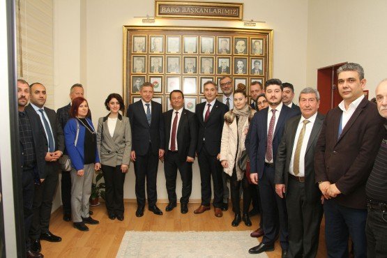CHP ve İYİ Parti’nin ortak olduğu Millet İttifakı’nın Manisa Büyükşehir Belediye Başkan Adayı Orkun Şıktaşlı, Manisa’da yaşanan sorunların kentin 20-30 yıllık geleceğinin planlanmamasından kaynaklandığını belirterek, “Biz Manisa’nın 20-30 yılını planlamakla mükellefiz’’ dedi.

 

 

Millet İttifakı Manisa Büyükşehir Belediye Başkan Adayı Orkun Şıktaşlı, Millet İttifakı’nın Şehzadeler Belediye Başkan Adayı İsa Özdemir’in belediye meclis üyeleri adaylarına düzenlediği sabah kahvaltısına katıldı. Belediye Meclis üyelerine kendini tanıtan Millet İttifakı’nın Büyükşehir Belediye Başkan Adayı Şıktaşlı, Manisa’nın geleceğini inşaat etmek için yola çıktıklarını ve kentin geleceğinin tüm ilçelerle birlikte ortak akıl çerçevesinde kurulacağını ifade etti.

Şıktaşlı kısa konuşmasının ardından belediye meclis üyelerinin sorularını yanıtladıktan sonra, birlikte hatıra fotoğrafı çektirdi.

“MANİSA’NIN PLANLI VE PROGRAMLI ÇALIŞMAYA İHTİYACI VAR’’

Millet İttifakı Şıktaşlı, kahvaltının ardından Millet İttifakı Şehzadeler Belediye Başkan Adayı İsa Özdemir ile birlikte Manisa Baro Başkanı Ali Arslan’ın makamında ziyaret etti. Millet İttifakı adaylarının kapıda çiçekle karşılayan Manisa Baro Başkanı Ali Arslan, gerçekleştirilen ziyaretten dolayı memnuniyetini dile getirdi.

Baro Başkanı Arslan, avukatlık mesleğine yeni başlayan avukatlara ilk olarak demokrasiye, Cumhuriyete, Atatürk İlke ve İnkılaplarına sahip çıkmaya davet ettiklerini belirterek, “Mesleğe yeni başlayan avukatlarımıza bu ilkelere sahip çıkmaya davet ediyoruz. Kendi birlik ve bütünlüğümüze sahip çıkmak çok önemli. İnanıyorum ki belediye başkan adaylarımızın oluşturduğu kadrolar ve kendileri de bu ilkelere yürekten sahip çıkacaklar. Bu ilkelere sahip çıkan belediye başkanlarımızla birlikte olmakta bizim görevimiz. Millet İttifakı’nın adaylarını ve kadrolarının vatandaşımızda karşılığı olduğunu duyuyoruz. Bu seçimlerde kendilerine başarılar diliyorum. Manisa’nın planlı ve programlı çalışmaya ihtiyacı var. Bu ihtiyacıda sizlerin karşılayacağına inanıyorum’’ diye konuştu.

“MANİSA’NIN 20-30 YILLIK GELECEĞİNİ PLANLAMAKLA MÜKELLEFİZ’’

Millet İttifakı Manisa Büyükşehir Belediye Başkan Adayı Şıktaşlı, Manisa Barosu’nda yaptığı konuşmada, kentin ilçeleriyle birlikte en önemli sorunun geleceğinin planlanmaması olduğuna dikkat çekti. Şıktaşlı, “Kentimizde ve ilçelerimizde yaşanan tüm sorunlar yerel yöneticilerin 15-20 yıl sonrasını düşünmemiş ve geleceğe yönelik planlarının olmayışından kaynaklanmaktadır. Bunun geçmiş 10 yılından şuanki başkan sorumludur. Biz bu sorunları bir daha yaşatmamak için sahalara çıktık. Her ne kadar 5 yıllık için seçilmiş olsak da Manisa’nın önümüzdeki 20-30 yıllık geleceğini planlamakla mükellefiz. Bugün Manisa’yı yönetmeye talip olan bizler, gelecek kuşakların sorunsuz yaşayabileceği bir kenti oluşturmakla görevliyiz. Manisa’da yaşamanın bugünkü gibi eziyete dönüşmediği bir kenti kurmak için yola çıktık. Manisa’da Atatürk Kent Parkı, kazaya müsait olan kavşak ve Katı Atık Bertaraf Tesisi haricinde kimse dördüncü bir projeden bahsedemiyor. Biz projelerimizle anılmak için bu yola çıktık’’ diye konuştu.

Konuşmaların ardından Şıktaşlı ve beraberindekiler Baro Başkanı Arslan ile birlikte hatıra fotoğrafı çektirdi.