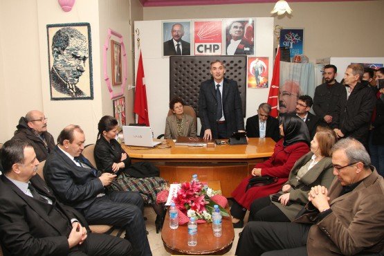 CHP ve İyi Parti’nin ortak olduğu Millet İttifakı’nın Manisa Büyükşehir Belediye Başkan Adayı Orkun Şıktaşlı, bir günde Saruhanlı, Akhisar, Ahmet ve Alaşehir İlçeleri’nde CHP ile İYİ Partili teşkilatlarıyla buluştu. Büyükşehir Belediye Başkan Adayı Şıktaşlı, Manisa’nın kalkınması için 17 ilçe belediye başkanı ile her zaman koordineli bir şekilde çalışacağını ifade ederek, “Taahhüt ederim ki ilçe belediye başkanlarımız Büyükşehir belediye başkan gücünde olacak. Birbirimizle ortak çalışacağız’’ dedi.

Manisa’da Millet İttifakı’nın Büyükşehir Belediye Başkan Adayı Orkun Şıktaşlı, bir günde 4 ilçeye çıkarma yaptı. Saruhanlı, Akhisar, Ahmet ve Alaşehir İlçeleri’ne ziyarette bulunan Millet İttifakı’nın Büyükşehir Belediye Başkan Adayı Şıktaşlı, ilçelerde CHP ve İYİ Parti’li teşkilat üyeleriyle bir araya gelerek, hem Manisa’daki hem de ilçelerdeki projeler hakkında bilgi verdi.

İlk olarak Saruhanlı İlçesi’ni ziyaret eden Büyükşehir Belediye Başkan Adayı Şıktaylı’ya eşi Nesrin Şıktaşlı, CHP İl Başkanı Semih Balaban, İYİ Parti İl Başkan Yardımcısı Ünal Abdullah Gül, Millet İttifakı’nın Saruhanlı Belediye Başkan Adayı Zeki Bilgin, CHP Saruhanlı İlçe Başkanı Aysun Avcı, İYİ Parti Saruhanlı İlçe Başkanı Seyhan Özdemir ve partililer eşlik etti. CHP ve İYİ Parti teşkilatlarında partililere buluşan Şıktaşlı Saruhanlı’da Manisa ve ilçe için yapacakları projeler hakkında kısa bilgiler verdi. Yaklaşık bir saat boyunca ilçe teşkilatında partilileri de dinleyen Şıktaşlı, daha sonra ilçe esnafını ziyaret ederek hayırlı işler diledi. İlçe esnafı tarafından sıcak karşılanan Şıktaşlı, 31 Mart yerel seçimleri için destek istedi.

Saruhanlı ziyaretinden sonra Akhisar İlçesi’ne geçen Büyükşehir Belediye Başkan Adayı Orkun Şıktaşlı, burada da CHP ve İYİ Parti teşkilatlarıyla buluştu. Partililerle istişarelerde bulunan Şıktaşlı, ziyaret ettiği ilçelerde Millet İttifakı’nın adaylarının büyük bir coşku ve umutla karşılandığını ve 31 Mart yerel seçimlerine kadar Manisa’da girilmedik kapı ve sıkılmadık el bırakmayacaklarını ifade etti. Şıktaşlı’ya CHP Manisa Milletvekili Ahmet Vehbi Bakırlıoğlu, CHP Akhisar İlçe Başkanı Av.İsmail Fikirli, İYİ Parti İlçe Başkanı Mustafa Kındıroğlu, Millet İttifakı’nın Akhisar Belediye Başkan Adayı Besim Dutlulu eşlik etti. Partililere neden aday olduğu hakkında bilgi veren Millet İttifakı’nın Büyükşehir Belediye Başkan Adayı Şıktaşlı, tüm ilçelere eşit mesafede olmak, ilçelerin tamamının eşit hizmetler almasını sağlamak ve özellikle Manisa ile birlikte tüm ilçelerin kalkınmasını sağlamak amacıyla aday olduğunu ifade etti.

Akhisar İlçesi’nin ardından Ahmetli İlçesi’ne geçen ve partililer ile buluşan Büyükşehir Belediye Başkan Adayı Şıktaşlı’ya burada CHP İlçe Başkanı Kamuran Keskin, İYİ Parti İlçe Başkanı Müjdat Ata ve Millet İttifakı’nın Ahmetli Belediye Başkan Adayı Mehmet Eryürek eşlik etti. İlçe başkanlarında partililerle sohbet eden Şıktaşlı, Ahmet İlçesi’ne istenilen hizmetin 31 Mart tarihinden itibaren gelmeye başlayacağının sözünü verdi.

Millet İttifakı’nın Büyükşehir Belediye Başkan adayı Şıktaşlı günün sonunda son ilçe olarak Alaşehir İlçesi’ne ziyarette bulundu. Ziyarette Şıktaşlı’ya CHP İlçe Başkanı Ahmet Akgündüz, İYİ Parti İlçe Başkanı Ahmet Soygur ve Millet İttifakı Alaşehir Belediye Başkan Adayı Ahmet Öküzcüoğlu, Millet İttifakı’nın Sarıgöl Belediye Başkan Adayı Emrah Eroğlu’da eşlik etti.

“İLÇE BAŞKANLARIMIZ BÜYÜKŞEHİR BELEDİYE BAŞKAN GÜCÜNDE OLACAK’’

Millet İttifakı’nın Büyükşehir Belediye Başkan Adayı Orkun Şıktaşlı, ilçelerde partililer ile yaptığı buluşmada, Manisa’ya nasıl kalkındıracaklarını ve ilçeleri hasıl güçlendirecekleri hakkında çeşitli bilgiler verdi. Manisa’nın asla merkezden yönetilen bir kent halinde olmayacağının altını çizen Şıktaşlı, “Hizmetlerin tasarlanması son 5 yıldır hep merkezden oldu. Buna karşılık olarak da sıkıntıları sorunları bilmeyen bir büyükşehir belediyesi ilçelere gerekli olan hizmetleri veremedi. Taahhüt ederim ki ilçe belediye başkanlarımız Büyükşehir belediye başkan gücünde olacak. Birbirimizle ortak çalışacağız. Hizmetler yerinde fikir alışverişi içerisinde olacak. Unutulmasın ki İYİ Parti’nin Büyükşehir belediye Başkan Adayı CHP’nin de Büyükşehir Belediye Başkan Adayıdır. Milletin adayıdır. Bunu herkes böyle bilsin’’ diye konuştu.

Manisa’nın büyükşehir olmasıyla birlikte ilçe gelirlerinin yüzde 40’nın kaybolduğuna dikkat çeken Şıktaşlı, hedeflerinin ilçelerin kaybolan gelirlerini tekrar kazandırmak olduğunu belirterek, “Bunun için hem ekonomiye yönelik, hem de istihdama yönelik çeşitli projelerimiz var. İlçelerimiz kaybettikleri gelirini tekrar geri kazanacak. Yatırım ve projelerimiz ile ilçelerimizi marka ilçeler haline getireceğiz. Yapacağımız işlerden bir tanesi de tarımsal kalkınmaya yönelik olacak. Bir Tarım A.Ş. kuracağız. Bu şekilde Manisalı üretecimizin ürettiği ürünün değer kaybını yaşamayacak. Pazar bulma sıkıntı yaşamayacak. Yaş Üzüm Birliğini kuracağız. Böylece üzüm artık değerini kaybetmeyecek. Üretici kazanırsa Manisa’da kazanacak. İlçelerimizi ayağa kaldırdığımız taktirde Manisa’da ayağa kalkmış olacak. İlçelerimizde her zaman vatandaşımız ve üreticimizle bütünleşen bir belediyecilik anlayışı içinde olacağız’’ dedi.