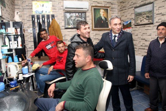 Millet İttifakı Manisa Büyükşehir Belediye Başkan Adayı Orkun Şıktaşlı, Manisalı üretici için hayata geçirecekleri Tarım A.Ş. ile üreticinin ürünün rayicinin altında satılmayacağını belirterek, “Tarım A.Ş ile üretici şahlanacak’’ dedi. Şıktaşlı ayrıca, özellikle üreticiden ton başına alınan 8 TL bahçe sulama bedelinin, seçildikten sonra 3 TL’ye düşüreceklerini belirterek müjde verdi.

 

 

Millet İttifakı Manisa Büyükşehir Belediye Başkan Adayı Orkun Şıktaşlı, seçim çalışmalarına gece-gündüz devam ediyor. Millet İttifakı Şıktaşlı, Ahmetli İlçesi’nde seçim bürosunu açılışını gerçekleştirirken, Turgutlu İlçesi’nde aday tanıtımı yaptı. Şıktaşlı ayrıca Şehzadeler İlçesi’ne bağlı Sancaklı Bozköy Mahallesi’ne gece ziyaretinde bulunarak üreticilerle bir araya geldi.

AHMETLİ’DE AÇILIŞ, TURGUTLU’DA ADAY TANITIMINA KATILDI

Millet İttifakı Manisa Büyükşehir Belediye Başkan Adayı Şıktaşlı eşi Nesrin Şıktaşlı ile birlikte ilk olarak Ahmetli İlçesi’nde Millet İttifakı Ahmetli Belediye Başkan Adayı Mehmet Eryürek’in seçim bürosu açılışına katıldı. Açılışa CHP Manisa Milletvekilleri Ahmet Vehbi Bakırlıoğlu, Bekir Başevirgen, Millet İttifakı’nın Sarıgöl Belediye Başkan Adayı Emrah Eroğlu, Salihli Belediye Başkan Adayı Mazlum Nurlu, Turgutlu Belediye Başkan Adayı Çetin Akın, CHP İl Başkanı Semih Balalan, ilçe başkanları, partililer ve vatandaşlar katıldı. Katılanlarla birlikte seçim bürosunun açılış kurdelesini kesen Şıktaşlı, seçim vaadleri hakkında bilgiler verdi.

Sıktaşlı Ahmetli İlçesi’ndeki seçim bürosunun açılışının ardından Millet İttifakı Turgutlu Belediye Başkan Adayı Çetin Akın ile birlikte Turgutlu’da partililerle aday tanıtım toplantısına katıldı. Şıktaşlı partililere projeleri hakkında bilgi verdikten sonra bol bol fotoğraf çektirdi.

SANCAKLI BOZKÖY’DE ÜRETİCİYE MÜJDE

Millet İttifakı Büyükşehir Adayı Şıktaşlı, daha sonra üreticilerle bir araya gelmek için Şehzadeler İlçesi’ne bağlı Sancaklı Bozköy Mahallesi’ne gece ziyaretinde bulundu. Mahallede önce esnafı ziyaret eden Şıktaşlı daha sonra CHP İl Başkanı Semih Balaban ve İYİ Parti İl Başkanı Hasan Eryılmaz ile birlikte üreticilerle kıraathanede bir araya geldi.

Şıktaşlı yaptığı konuşmada, büyükşehir belediyelerinin büyük imkanlara sahip olduğunu ve kendilerinin 31 Mart tarihinde seçildikleri taktirde bu imkanları Manisalı üreticinin kazanması için harcayacaklarını ifade etti. Şıktaşlı, “Büyükşehir yetki anlamında inanılmaz imkanlara sahip. Bir kere bütçesini Manisa’ya yetecek kadar büyük. Bu hizmete döndüğü takdirde her ilçemizi ve mahallemizi en üst seviyeye çıkartabilecek potansiyelde. Ama biz napıyoruz Manisa’nın merkezinde iki tane kule yapıyoruz, 230 milyon TL’yi oraya gömüyoruz. 450 milyon TL’ye bir belediye binası ihalesi yapıyoruz. Gereksiz bir yatırım. 10 yıl önce ne vaad ediliyor, ‘Biz sırça köşklerde oturmayacağız’ deniliyordu. Bizde şunu söylüyoruz bu kadar parayı betonarmeye gömmeye gerek yok diyoruz. Biz makamlarda ve koltuklarda oturmak için bu işi yapmayacağız. Biz bu bütçeyi üretim ekonomisine harcayacağız’’ dedi.

Konuşmasında üreticilere müjdeli haber veren Şıktaşlı, üreticinin bahçe sulamasında alınan ton başına 8 TL ücretini 3 TL’ye indireceklerini belirterek, “Bizim rakibimiz konumunda olan şahıslar ilçelerimize hizmet etmediler. Hizmet etmiş olsalardı bizim size söyleyecek bir şeyimiz olmazdı. Karşınıza çıkmazdık. Yaptığımız ziyaretlerde vatandaşlarımız ve üreticilerimiz özellikle su ücretleriyle ilgili yaşadığı sıkıntıları bize dile getirdiler. Su ile ilgili sıkıntılar var. Özellikle üreticimizin bahçe sulamada ton başına 8 TL olan bedeli evde kullanılan 3 TL’yi indireceğiz. Suyun fiyatını tüm Manisa genelinde yüzde 40 aşağıya çekeceğiz. Artık 50 TL’lik faturayı 30 TL’ye ödeyeceksiniz’’ dedi.

“HİÇBİR ŞEKİLDE ÜRÜNÜMÜZ RAYİCİNİN ALTINDA SATILMAYACAK’’

Millet İttifakı Büyükşehir Adayı Şıktaşlı, en önemli projelerinin Tarım A.Ş. olduğunu ifade ederek, bu proje ile üreticinin yeniden kazanmaya başlayacağını söyledi. Şıktaşlı, “Manisa tarım ve hayvancılığa kanalize etmeye çalışacağız. Elimizdeki tüm imkanlarla önümüzdeki 5 yıl kalkınmaya, cebimizin para görmesine ve ekmeğimizin büyümesine adayacağız. Sancaklı Bozköy’de kirazımız ve üzümümüz var. Sarıgöl ilçemize kadar üzümümüz var. Biz bu bölgede tedarik zincirini oluşturacağız. Kurusunda stok kurumunun, yaşında yaş birliğinin kooperatifçiliğini oluşturacağız. Bunu kuracağımız Tarım A.Ş. ile yapacağız. Hiçbir şekilde ürünümüz rayicinin altında satılmayacak. Gerektiğinde bekleyeceğiz ihtiyaç olduğunda değil, fiyatını bulduğunda satacağız. Bu ne demek. Cebimize 5 TL değil, o ürün gerçekte 10 TL ise 10 TL girecek demek. Bu nasıl yapacağız. Büyükşehir olarak sizin ürünlerinizi alacağız. Arzu ederseniz siz soğuk hava deposuna bırakacaksınız, ama arzu ederseniz sizin ürününüzü İstanbul’da, nerde satılması gerekiyorsa biz satacağız siz kazanacaksınız. Hizmet yeri para kazanma yeri değildir. Ebetteki biz bu yapıyı oluştururken taşımacılığını, lojistiğini, soğuk hava zincirini, bozulmadan bir yere ulaştırılmasını sağlayacağız. Bir sistem kurarken maliyeti olacak. Bu maliyeti de işi yaparken içinden alma düşüncesinde değiliz. Üreticimizin zenginleşmesi bizim zenginleşmesi olacağı için ve esnafımız ile Manisa’nın ticaretinin harekete geçmesi demektir. Önümüzdeki 5 yıl vatandaşımıza ve toprağa yatırım yapacağız. Sancaklı Bozköy, Sancaklı İğdecik ve Karaoğlan’lıyı kalkındırmak bizim görevimizdir. Köprübaşı'nın çileğine de, Selendi’nin salatalığını da satacağız. Kuracağımız Tarım A.Ş. ile üreticimiz şahlanacak’’ dedi.

“BU SAATTEN SONRA KOOPERATİFÇİLİK, TARIM VE ÇİFTÇİYLE İLGİLİ SÖYLENECEK BİRŞEYİN İTİBARI YOK’’

Şıktaşlı açıklamasında son olarak, son 10 yılda Manisa Büyükşehir Belediyesi’nin üretici kalkındıracak bir çalışmasının olmadığını belirterek, “Yaklaşık 5 yıldır Manisa’da tarımdan kooperatifçilikten, tarımdan ve hayvancılıktan bahsetmeyen bir büyükşehir var. Biz bunları söylüyoruz. Ama 3 gün sonra birileri çıkar bizde yapacağız der. Sizde sorun ‘5 yıldır neredeydiniz’ diye. 5 yıldır tarımla ve kooperatifçilikle ilgili hiçbir şey söylemeyen Büyükşehir Belediye Başkanının bu dakikadan itibaren kooperatifçilikle, tarımla, çiftçi ile ilgili söyleyeceği her hangi bir konunun bir itibarının olmaması gerektiğini düşünüyorum’’ dedi.

Şıktaşlı yaptığı açıklamanın artından üreticilerden yoğun alkış aldı. Şıktaşlı gecenin sonunda üreticilerle hatıra fotoğrafı çektirdi.