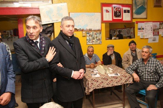 Millet İttifakı Manisa Büyükşehir Belediye Başkan Adayı Orkun Şıktaşlı, Manisalı üretici için hayata geçirecekleri Tarım A.Ş. ile üreticinin ürünün rayicinin altında satılmayacağını belirterek, “Tarım A.Ş ile üretici şahlanacak’’ dedi. Şıktaşlı ayrıca, özellikle üreticiden ton başına alınan 8 TL bahçe sulama bedelinin, seçildikten sonra 3 TL’ye düşüreceklerini belirterek müjde verdi.

 

 

Millet İttifakı Manisa Büyükşehir Belediye Başkan Adayı Orkun Şıktaşlı, seçim çalışmalarına gece-gündüz devam ediyor. Millet İttifakı Şıktaşlı, Ahmetli İlçesi’nde seçim bürosunu açılışını gerçekleştirirken, Turgutlu İlçesi’nde aday tanıtımı yaptı. Şıktaşlı ayrıca Şehzadeler İlçesi’ne bağlı Sancaklı Bozköy Mahallesi’ne gece ziyaretinde bulunarak üreticilerle bir araya geldi.

AHMETLİ’DE AÇILIŞ, TURGUTLU’DA ADAY TANITIMINA KATILDI

Millet İttifakı Manisa Büyükşehir Belediye Başkan Adayı Şıktaşlı eşi Nesrin Şıktaşlı ile birlikte ilk olarak Ahmetli İlçesi’nde Millet İttifakı Ahmetli Belediye Başkan Adayı Mehmet Eryürek’in seçim bürosu açılışına katıldı. Açılışa CHP Manisa Milletvekilleri Ahmet Vehbi Bakırlıoğlu, Bekir Başevirgen, Millet İttifakı’nın Sarıgöl Belediye Başkan Adayı Emrah Eroğlu, Salihli Belediye Başkan Adayı Mazlum Nurlu, Turgutlu Belediye Başkan Adayı Çetin Akın, CHP İl Başkanı Semih Balalan, ilçe başkanları, partililer ve vatandaşlar katıldı. Katılanlarla birlikte seçim bürosunun açılış kurdelesini kesen Şıktaşlı, seçim vaadleri hakkında bilgiler verdi.

Sıktaşlı Ahmetli İlçesi’ndeki seçim bürosunun açılışının ardından Millet İttifakı Turgutlu Belediye Başkan Adayı Çetin Akın ile birlikte Turgutlu’da partililerle aday tanıtım toplantısına katıldı. Şıktaşlı partililere projeleri hakkında bilgi verdikten sonra bol bol fotoğraf çektirdi.

SANCAKLI BOZKÖY’DE ÜRETİCİYE MÜJDE

Millet İttifakı Büyükşehir Adayı Şıktaşlı, daha sonra üreticilerle bir araya gelmek için Şehzadeler İlçesi’ne bağlı Sancaklı Bozköy Mahallesi’ne gece ziyaretinde bulundu. Mahallede önce esnafı ziyaret eden Şıktaşlı daha sonra CHP İl Başkanı Semih Balaban ve İYİ Parti İl Başkanı Hasan Eryılmaz ile birlikte üreticilerle kıraathanede bir araya geldi.

Şıktaşlı yaptığı konuşmada, büyükşehir belediyelerinin büyük imkanlara sahip olduğunu ve kendilerinin 31 Mart tarihinde seçildikleri taktirde bu imkanları Manisalı üreticinin kazanması için harcayacaklarını ifade etti. Şıktaşlı, “Büyükşehir yetki anlamında inanılmaz imkanlara sahip. Bir kere bütçesini Manisa’ya yetecek kadar büyük. Bu hizmete döndüğü takdirde her ilçemizi ve mahallemizi en üst seviyeye çıkartabilecek potansiyelde. Ama biz napıyoruz Manisa’nın merkezinde iki tane kule yapıyoruz, 230 milyon TL’yi oraya gömüyoruz. 450 milyon TL’ye bir belediye binası ihalesi yapıyoruz. Gereksiz bir yatırım. 10 yıl önce ne vaad ediliyor, ‘Biz sırça köşklerde oturmayacağız’ deniliyordu. Bizde şunu söylüyoruz bu kadar parayı betonarmeye gömmeye gerek yok diyoruz. Biz makamlarda ve koltuklarda oturmak için bu işi yapmayacağız. Biz bu bütçeyi üretim ekonomisine harcayacağız’’ dedi.

Konuşmasında üreticilere müjdeli haber veren Şıktaşlı, üreticinin bahçe sulamasında alınan ton başına 8 TL ücretini 3 TL’ye indireceklerini belirterek, “Bizim rakibimiz konumunda olan şahıslar ilçelerimize hizmet etmediler. Hizmet etmiş olsalardı bizim size söyleyecek bir şeyimiz olmazdı. Karşınıza çıkmazdık. Yaptığımız ziyaretlerde vatandaşlarımız ve üreticilerimiz özellikle su ücretleriyle ilgili yaşadığı sıkıntıları bize dile getirdiler. Su ile ilgili sıkıntılar var. Özellikle üreticimizin bahçe sulamada ton başına 8 TL olan bedeli evde kullanılan 3 TL’yi indireceğiz. Suyun fiyatını tüm Manisa genelinde yüzde 40 aşağıya çekeceğiz. Artık 50 TL’lik faturayı 30 TL’ye ödeyeceksiniz’’ dedi.

“HİÇBİR ŞEKİLDE ÜRÜNÜMÜZ RAYİCİNİN ALTINDA SATILMAYACAK’’

Millet İttifakı Büyükşehir Adayı Şıktaşlı, en önemli projelerinin Tarım A.Ş. olduğunu ifade ederek, bu proje ile üreticinin yeniden kazanmaya başlayacağını söyledi. Şıktaşlı, “Manisa tarım ve hayvancılığa kanalize etmeye çalışacağız. Elimizdeki tüm imkanlarla önümüzdeki 5 yıl kalkınmaya, cebimizin para görmesine ve ekmeğimizin büyümesine adayacağız. Sancaklı Bozköy’de kirazımız ve üzümümüz var. Sarıgöl ilçemize kadar üzümümüz var. Biz bu bölgede tedarik zincirini oluşturacağız. Kurusunda stok kurumunun, yaşında yaş birliğinin kooperatifçiliğini oluşturacağız. Bunu kuracağımız Tarım A.Ş. ile yapacağız. Hiçbir şekilde ürünümüz rayicinin altında satılmayacak. Gerektiğinde bekleyeceğiz ihtiyaç olduğunda değil, fiyatını bulduğunda satacağız. Bu ne demek. Cebimize 5 TL değil, o ürün gerçekte 10 TL ise 10 TL girecek demek. Bu nasıl yapacağız. Büyükşehir olarak sizin ürünlerinizi alacağız. Arzu ederseniz siz soğuk hava deposuna bırakacaksınız, ama arzu ederseniz sizin ürününüzü İstanbul’da, nerde satılması gerekiyorsa biz satacağız siz kazanacaksınız. Hizmet yeri para kazanma yeri değildir. Ebetteki biz bu yapıyı oluştururken taşımacılığını, lojistiğini, soğuk hava zincirini, bozulmadan bir yere ulaştırılmasını sağlayacağız. Bir sistem kurarken maliyeti olacak. Bu maliyeti de işi yaparken içinden alma düşüncesinde değiliz. Üreticimizin zenginleşmesi bizim zenginleşmesi olacağı için ve esnafımız ile Manisa’nın ticaretinin harekete geçmesi demektir. Önümüzdeki 5 yıl vatandaşımıza ve toprağa yatırım yapacağız. Sancaklı Bozköy, Sancaklı İğdecik ve Karaoğlan’lıyı kalkındırmak bizim görevimizdir. Köprübaşı'nın çileğine de, Selendi’nin salatalığını da satacağız. Kuracağımız Tarım A.Ş. ile üreticimiz şahlanacak’’ dedi.

“BU SAATTEN SONRA KOOPERATİFÇİLİK, TARIM VE ÇİFTÇİYLE İLGİLİ SÖYLENECEK BİRŞEYİN İTİBARI YOK’’

Şıktaşlı açıklamasında son olarak, son 10 yılda Manisa Büyükşehir Belediyesi’nin üretici kalkındıracak bir çalışmasının olmadığını belirterek, “Yaklaşık 5 yıldır Manisa’da tarımdan kooperatifçilikten, tarımdan ve hayvancılıktan bahsetmeyen bir büyükşehir var. Biz bunları söylüyoruz. Ama 3 gün sonra birileri çıkar bizde yapacağız der. Sizde sorun ‘5 yıldır neredeydiniz’ diye. 5 yıldır tarımla ve kooperatifçilikle ilgili hiçbir şey söylemeyen Büyükşehir Belediye Başkanının bu dakikadan itibaren kooperatifçilikle, tarımla, çiftçi ile ilgili söyleyeceği her hangi bir konunun bir itibarının olmaması gerektiğini düşünüyorum’’ dedi.

Şıktaşlı yaptığı açıklamanın artından üreticilerden yoğun alkış aldı. Şıktaşlı gecenin sonunda üreticilerle hatıra fotoğrafı çektirdi.