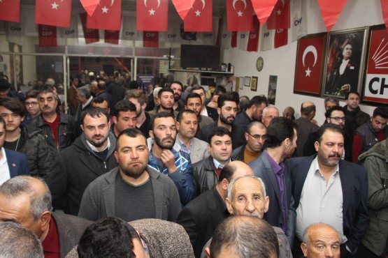 CHP ve İyi Parti’nin ortak olduğu Millet İttifakı’nın Manisa Büyükşehir Belediye Başkan Adayı Orkun Şıktaşlı, bir günde Saruhanlı, Akhisar, Ahmet ve Alaşehir İlçeleri’nde CHP ile İYİ Partili teşkilatlarıyla buluştu. Büyükşehir Belediye Başkan Adayı Şıktaşlı, Manisa’nın kalkınması için 17 ilçe belediye başkanı ile her zaman koordineli bir şekilde çalışacağını ifade ederek, “Taahhüt ederim ki ilçe belediye başkanlarımız Büyükşehir belediye başkan gücünde olacak. Birbirimizle ortak çalışacağız’’ dedi.

Manisa’da Millet İttifakı’nın Büyükşehir Belediye Başkan Adayı Orkun Şıktaşlı, bir günde 4 ilçeye çıkarma yaptı. Saruhanlı, Akhisar, Ahmet ve Alaşehir İlçeleri’ne ziyarette bulunan Millet İttifakı’nın Büyükşehir Belediye Başkan Adayı Şıktaşlı, ilçelerde CHP ve İYİ Parti’li teşkilat üyeleriyle bir araya gelerek, hem Manisa’daki hem de ilçelerdeki projeler hakkında bilgi verdi.

İlk olarak Saruhanlı İlçesi’ni ziyaret eden Büyükşehir Belediye Başkan Adayı Şıktaylı’ya eşi Nesrin Şıktaşlı, CHP İl Başkanı Semih Balaban, İYİ Parti İl Başkan Yardımcısı Ünal Abdullah Gül, Millet İttifakı’nın Saruhanlı Belediye Başkan Adayı Zeki Bilgin, CHP Saruhanlı İlçe Başkanı Aysun Avcı, İYİ Parti Saruhanlı İlçe Başkanı Seyhan Özdemir ve partililer eşlik etti. CHP ve İYİ Parti teşkilatlarında partililere buluşan Şıktaşlı Saruhanlı’da Manisa ve ilçe için yapacakları projeler hakkında kısa bilgiler verdi. Yaklaşık bir saat boyunca ilçe teşkilatında partilileri de dinleyen Şıktaşlı, daha sonra ilçe esnafını ziyaret ederek hayırlı işler diledi. İlçe esnafı tarafından sıcak karşılanan Şıktaşlı, 31 Mart yerel seçimleri için destek istedi.

Saruhanlı ziyaretinden sonra Akhisar İlçesi’ne geçen Büyükşehir Belediye Başkan Adayı Orkun Şıktaşlı, burada da CHP ve İYİ Parti teşkilatlarıyla buluştu. Partililerle istişarelerde bulunan Şıktaşlı, ziyaret ettiği ilçelerde Millet İttifakı’nın adaylarının büyük bir coşku ve umutla karşılandığını ve 31 Mart yerel seçimlerine kadar Manisa’da girilmedik kapı ve sıkılmadık el bırakmayacaklarını ifade etti. Şıktaşlı’ya CHP Manisa Milletvekili Ahmet Vehbi Bakırlıoğlu, CHP Akhisar İlçe Başkanı Av.İsmail Fikirli, İYİ Parti İlçe Başkanı Mustafa Kındıroğlu, Millet İttifakı’nın Akhisar Belediye Başkan Adayı Besim Dutlulu eşlik etti. Partililere neden aday olduğu hakkında bilgi veren Millet İttifakı’nın Büyükşehir Belediye Başkan Adayı Şıktaşlı, tüm ilçelere eşit mesafede olmak, ilçelerin tamamının eşit hizmetler almasını sağlamak ve özellikle Manisa ile birlikte tüm ilçelerin kalkınmasını sağlamak amacıyla aday olduğunu ifade etti.

Akhisar İlçesi’nin ardından Ahmetli İlçesi’ne geçen ve partililer ile buluşan Büyükşehir Belediye Başkan Adayı Şıktaşlı’ya burada CHP İlçe Başkanı Kamuran Keskin, İYİ Parti İlçe Başkanı Müjdat Ata ve Millet İttifakı’nın Ahmetli Belediye Başkan Adayı Mehmet Eryürek eşlik etti. İlçe başkanlarında partililerle sohbet eden Şıktaşlı, Ahmet İlçesi’ne istenilen hizmetin 31 Mart tarihinden itibaren gelmeye başlayacağının sözünü verdi.

Millet İttifakı’nın Büyükşehir Belediye Başkan adayı Şıktaşlı günün sonunda son ilçe olarak Alaşehir İlçesi’ne ziyarette bulundu. Ziyarette Şıktaşlı’ya CHP İlçe Başkanı Ahmet Akgündüz, İYİ Parti İlçe Başkanı Ahmet Soygur ve Millet İttifakı Alaşehir Belediye Başkan Adayı Ahmet Öküzcüoğlu, Millet İttifakı’nın Sarıgöl Belediye Başkan Adayı Emrah Eroğlu’da eşlik etti.

“İLÇE BAŞKANLARIMIZ BÜYÜKŞEHİR BELEDİYE BAŞKAN GÜCÜNDE OLACAK’’

Millet İttifakı’nın Büyükşehir Belediye Başkan Adayı Orkun Şıktaşlı, ilçelerde partililer ile yaptığı buluşmada, Manisa’ya nasıl kalkındıracaklarını ve ilçeleri hasıl güçlendirecekleri hakkında çeşitli bilgiler verdi. Manisa’nın asla merkezden yönetilen bir kent halinde olmayacağının altını çizen Şıktaşlı, “Hizmetlerin tasarlanması son 5 yıldır hep merkezden oldu. Buna karşılık olarak da sıkıntıları sorunları bilmeyen bir büyükşehir belediyesi ilçelere gerekli olan hizmetleri veremedi. Taahhüt ederim ki ilçe belediye başkanlarımız Büyükşehir belediye başkan gücünde olacak. Birbirimizle ortak çalışacağız. Hizmetler yerinde fikir alışverişi içerisinde olacak. Unutulmasın ki İYİ Parti’nin Büyükşehir belediye Başkan Adayı CHP’nin de Büyükşehir Belediye Başkan Adayıdır. Milletin adayıdır. Bunu herkes böyle bilsin’’ diye konuştu.

Manisa’nın büyükşehir olmasıyla birlikte ilçe gelirlerinin yüzde 40’nın kaybolduğuna dikkat çeken Şıktaşlı, hedeflerinin ilçelerin kaybolan gelirlerini tekrar kazandırmak olduğunu belirterek, “Bunun için hem ekonomiye yönelik, hem de istihdama yönelik çeşitli projelerimiz var. İlçelerimiz kaybettikleri gelirini tekrar geri kazanacak. Yatırım ve projelerimiz ile ilçelerimizi marka ilçeler haline getireceğiz. Yapacağımız işlerden bir tanesi de tarımsal kalkınmaya yönelik olacak. Bir Tarım A.Ş. kuracağız. Bu şekilde Manisalı üretecimizin ürettiği ürünün değer kaybını yaşamayacak. Pazar bulma sıkıntı yaşamayacak. Yaş Üzüm Birliğini kuracağız. Böylece üzüm artık değerini kaybetmeyecek. Üretici kazanırsa Manisa’da kazanacak. İlçelerimizi ayağa kaldırdığımız taktirde Manisa’da ayağa kalkmış olacak. İlçelerimizde her zaman vatandaşımız ve üreticimizle bütünleşen bir belediyecilik anlayışı içinde olacağız’’ dedi.