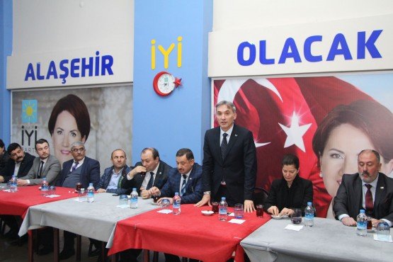 CHP ve İyi Parti’nin ortak olduğu Millet İttifakı’nın Manisa Büyükşehir Belediye Başkan Adayı Orkun Şıktaşlı, bir günde Saruhanlı, Akhisar, Ahmet ve Alaşehir İlçeleri’nde CHP ile İYİ Partili teşkilatlarıyla buluştu. Büyükşehir Belediye Başkan Adayı Şıktaşlı, Manisa’nın kalkınması için 17 ilçe belediye başkanı ile her zaman koordineli bir şekilde çalışacağını ifade ederek, “Taahhüt ederim ki ilçe belediye başkanlarımız Büyükşehir belediye başkan gücünde olacak. Birbirimizle ortak çalışacağız’’ dedi.

Manisa’da Millet İttifakı’nın Büyükşehir Belediye Başkan Adayı Orkun Şıktaşlı, bir günde 4 ilçeye çıkarma yaptı. Saruhanlı, Akhisar, Ahmet ve Alaşehir İlçeleri’ne ziyarette bulunan Millet İttifakı’nın Büyükşehir Belediye Başkan Adayı Şıktaşlı, ilçelerde CHP ve İYİ Parti’li teşkilat üyeleriyle bir araya gelerek, hem Manisa’daki hem de ilçelerdeki projeler hakkında bilgi verdi.

İlk olarak Saruhanlı İlçesi’ni ziyaret eden Büyükşehir Belediye Başkan Adayı Şıktaylı’ya eşi Nesrin Şıktaşlı, CHP İl Başkanı Semih Balaban, İYİ Parti İl Başkan Yardımcısı Ünal Abdullah Gül, Millet İttifakı’nın Saruhanlı Belediye Başkan Adayı Zeki Bilgin, CHP Saruhanlı İlçe Başkanı Aysun Avcı, İYİ Parti Saruhanlı İlçe Başkanı Seyhan Özdemir ve partililer eşlik etti. CHP ve İYİ Parti teşkilatlarında partililere buluşan Şıktaşlı Saruhanlı’da Manisa ve ilçe için yapacakları projeler hakkında kısa bilgiler verdi. Yaklaşık bir saat boyunca ilçe teşkilatında partilileri de dinleyen Şıktaşlı, daha sonra ilçe esnafını ziyaret ederek hayırlı işler diledi. İlçe esnafı tarafından sıcak karşılanan Şıktaşlı, 31 Mart yerel seçimleri için destek istedi.

Saruhanlı ziyaretinden sonra Akhisar İlçesi’ne geçen Büyükşehir Belediye Başkan Adayı Orkun Şıktaşlı, burada da CHP ve İYİ Parti teşkilatlarıyla buluştu. Partililerle istişarelerde bulunan Şıktaşlı, ziyaret ettiği ilçelerde Millet İttifakı’nın adaylarının büyük bir coşku ve umutla karşılandığını ve 31 Mart yerel seçimlerine kadar Manisa’da girilmedik kapı ve sıkılmadık el bırakmayacaklarını ifade etti. Şıktaşlı’ya CHP Manisa Milletvekili Ahmet Vehbi Bakırlıoğlu, CHP Akhisar İlçe Başkanı Av.İsmail Fikirli, İYİ Parti İlçe Başkanı Mustafa Kındıroğlu, Millet İttifakı’nın Akhisar Belediye Başkan Adayı Besim Dutlulu eşlik etti. Partililere neden aday olduğu hakkında bilgi veren Millet İttifakı’nın Büyükşehir Belediye Başkan Adayı Şıktaşlı, tüm ilçelere eşit mesafede olmak, ilçelerin tamamının eşit hizmetler almasını sağlamak ve özellikle Manisa ile birlikte tüm ilçelerin kalkınmasını sağlamak amacıyla aday olduğunu ifade etti.

Akhisar İlçesi’nin ardından Ahmetli İlçesi’ne geçen ve partililer ile buluşan Büyükşehir Belediye Başkan Adayı Şıktaşlı’ya burada CHP İlçe Başkanı Kamuran Keskin, İYİ Parti İlçe Başkanı Müjdat Ata ve Millet İttifakı’nın Ahmetli Belediye Başkan Adayı Mehmet Eryürek eşlik etti. İlçe başkanlarında partililerle sohbet eden Şıktaşlı, Ahmet İlçesi’ne istenilen hizmetin 31 Mart tarihinden itibaren gelmeye başlayacağının sözünü verdi.

Millet İttifakı’nın Büyükşehir Belediye Başkan adayı Şıktaşlı günün sonunda son ilçe olarak Alaşehir İlçesi’ne ziyarette bulundu. Ziyarette Şıktaşlı’ya CHP İlçe Başkanı Ahmet Akgündüz, İYİ Parti İlçe Başkanı Ahmet Soygur ve Millet İttifakı Alaşehir Belediye Başkan Adayı Ahmet Öküzcüoğlu, Millet İttifakı’nın Sarıgöl Belediye Başkan Adayı Emrah Eroğlu’da eşlik etti.

“İLÇE BAŞKANLARIMIZ BÜYÜKŞEHİR BELEDİYE BAŞKAN GÜCÜNDE OLACAK’’

Millet İttifakı’nın Büyükşehir Belediye Başkan Adayı Orkun Şıktaşlı, ilçelerde partililer ile yaptığı buluşmada, Manisa’ya nasıl kalkındıracaklarını ve ilçeleri hasıl güçlendirecekleri hakkında çeşitli bilgiler verdi. Manisa’nın asla merkezden yönetilen bir kent halinde olmayacağının altını çizen Şıktaşlı, “Hizmetlerin tasarlanması son 5 yıldır hep merkezden oldu. Buna karşılık olarak da sıkıntıları sorunları bilmeyen bir büyükşehir belediyesi ilçelere gerekli olan hizmetleri veremedi. Taahhüt ederim ki ilçe belediye başkanlarımız Büyükşehir belediye başkan gücünde olacak. Birbirimizle ortak çalışacağız. Hizmetler yerinde fikir alışverişi içerisinde olacak. Unutulmasın ki İYİ Parti’nin Büyükşehir belediye Başkan Adayı CHP’nin de Büyükşehir Belediye Başkan Adayıdır. Milletin adayıdır. Bunu herkes böyle bilsin’’ diye konuştu.

Manisa’nın büyükşehir olmasıyla birlikte ilçe gelirlerinin yüzde 40’nın kaybolduğuna dikkat çeken Şıktaşlı, hedeflerinin ilçelerin kaybolan gelirlerini tekrar kazandırmak olduğunu belirterek, “Bunun için hem ekonomiye yönelik, hem de istihdama yönelik çeşitli projelerimiz var. İlçelerimiz kaybettikleri gelirini tekrar geri kazanacak. Yatırım ve projelerimiz ile ilçelerimizi marka ilçeler haline getireceğiz. Yapacağımız işlerden bir tanesi de tarımsal kalkınmaya yönelik olacak. Bir Tarım A.Ş. kuracağız. Bu şekilde Manisalı üretecimizin ürettiği ürünün değer kaybını yaşamayacak. Pazar bulma sıkıntı yaşamayacak. Yaş Üzüm Birliğini kuracağız. Böylece üzüm artık değerini kaybetmeyecek. Üretici kazanırsa Manisa’da kazanacak. İlçelerimizi ayağa kaldırdığımız taktirde Manisa’da ayağa kalkmış olacak. İlçelerimizde her zaman vatandaşımız ve üreticimizle bütünleşen bir belediyecilik anlayışı içinde olacağız’’ dedi.