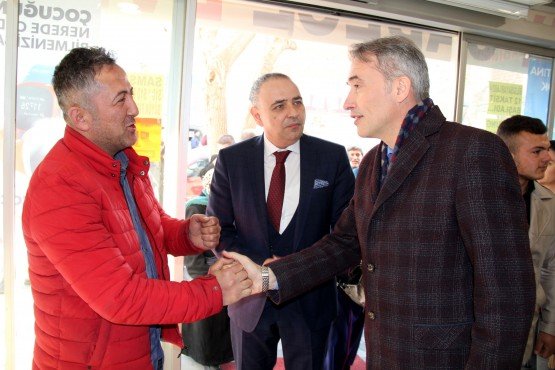 Millet İttifakı Manisa Büyükşehir Belediye Başkan Adayı Orkun Şıktaşlı, seçim çalışmaları çerçevesinde Akhisar’daki oda başkanlarına gerçekleştirdiği ziyaretler de kenti enerji üssü yapacak yeni bir projeyi daha kamuoyu ile paylaştı. Şıktaşlı, seçimden sonra Tarım A.Ş.’den sonda Enerji A.Ş.’yi kuracaklarını ifade etti.

 

Millet İttifakı Manisa Büyükşehir Belediye Başkan Adayı Orkun Şıktaşlı, seçim çalışmaları çerçevesinde Akhisar İlçesi’ne ziyaretti bulundu. Şıktaşlı, CHP Manisa Milletvekili Ahmet Vehbi Bakırlıoğlu, Millet İttifakı Akhisar Belediye Başkan Adayı Besim Dutlulu, İYİ Parti İl Başkanı Hasan Eryılmaz ve ilçe başkanlarıyla ilçede ilk olarak esnaf ziyaretinde bulundu. İlçedeki çarşı esnafını tek tek ziyaret eden Şıktaşlı, Manisa’yı ve Akhisar’ı değiştirecek projeler hakkında bilgiler verdi.

Şıktaşlı esnaf ziyaretlerinin ardından Akhisar Ziraat Odası Başkanı Ahmet Akbuğa’yı, Akhisar Ticaret ve Sanayi Odası Başkanı Mehmet Ulusoy ile Akhisar Ticaret Borsası Meclis Başkanı Bahattin Alkın ve oda üyelerine ziyarette bulundu. Gerçekleştirilen ziyaretlerde Millet İttifakı Manisa Büyükşehir Başkan Adayı Şıktaşlı, oda üyelerine ekonomi, istihdam, tarım konularındaki projeleri hakkında bilgiler verdi. Oda başkanları ise Manisa’nın Büyükşehir olmasına karşın, kendilerine verilen sözlerin unutulduğunu ve büyükşehirden beklendikleri destekleri alamadıklarını ifade etti.

Şıktaşlı odalara düzenlediği ziyaretlerde yaptığı konuşmada Manisa Büyükşehir’in imkanlarından il genelindeki tüm odaların faydalanacağı, tarım, ekonomi ve istihdam olmak üzere çeşitli alanlarda gereken desteğin yapılacağını, Büyükşehir’in gücünün üretim ekonomisine dayalı olacağını söyledi.

TARIM A.Ş.’DEN SONRA ŞİMDİDE ENERJİ A.Ş. MÜJDESİ

Millet İttifakı Manisa Büyükşehir Belediye Başkan Adayı Şıktaşlı, ziyaretlerde üreticiyi ve kenti canlandıracak Tarım A.Ş. projesinin ardından ikinci bir proje daha müjdesini açıkladı. Şıktaşlı, Manisa’yı kendi enerjisini üreten bir üs haline getirmek için yeni bir projeyi daha imza atacaklarını dile getirerek, “Manisa’nın suyunu, havasını, toprağını kirleten özensiz ve kayırmacı bir anlayışla verilen izinlerle yoğun bir enerji üretim havzası haline getirilmeye çalışılan ve birkaç büyük ulusal ya da uluslararası şirketin nemalandığı kentimizde; üzüm başta olmak üzere tüm tarım üretimi için tehlike olmaya başlayan, kanser başta olmak üzere birçok hastalıkta artışa neden olan,  insanlar ve diğer canlıların yaşamını da tehdit eden enerji üretimi ve tüketimi yerine; ekolojiyi ve canlı yaşamını merkeze koyan sürdürülebilir güneş ve rüzgar enerjisi sistemlerini binalardan işyerlerine, otoparklardan açık alanlara varıncaya kadar üretip depolayacağımız bir temiz enerji üretimi ile kendi kendine yeten ve değer yaratan bir anlayışımız olacak. Vatandaşımız ve üreticimiz için enerji maliyetleri çok yüksek. Bu maliyetleri düşürecek çalışmalarımız ve projelerimizde var. Bu nedir. Büyükşehir olarak bir enerji şirketi de kurabiliyoruz. Bu yetkimiz ile seçildiğimiz zaman bir Enerji A.Ş.’miz olacak. Böylece Manisa’da üreticinin bir çok anlamda maliyetini düşürecek sisteme geçeceğiz. Enerji A.Ş.’nin amacı belli bir sürede kendini büyütüp Manisa’ya yetecek ihtiyacı karşılayacak bir stratejiye sahip olacak’’ diye konuştu. Şıktaşlı yeni projeleri Enerji A.Ş.’nin Manisa’ya getireceği faydaları hakkında önümüzdeki günlerde kapsamlı bir açıklama yapacaklarını ifade etti.

ŞIKTAŞLI MİLLETİN ADAYLARIYLA TANIŞMA YEMEĞİNDE BULUŞTU

Şıktaşlı, ziyaretlerin ardından gece Akhisar İlçesi’nde Millet İttifakı’nın Manisa Belediye Başkan Adaylarının bir araya geldiği akşam yemeğine katıldı. CHP Akhisar İlçe Başkanlığı tarafından Fayton Otel’de düzenlenen birlik, beraberlik ve tanışma yemeğine CHP Grup Başkanvekili ve Manisa Milletvekili Özgür Özel, CHP Manisa Milletvekilleri Ahmet Vehbi Bakırlıoğlu, Bekir Başevirgen , CHP İl Başkanı Semih Balaban, İYİ Parti İl Başkanı Hasan Eryılmaz, İYİ Parti ve CHP ilçe başkanları ile Millet İttifakı’nın Manisa’daki 17 ilçe belediye başkan adayları katıldı.

Birlik ve beraberliğin sergilendiği yemekte Şıktaşlı, 31 Mart seçimlerinden Millet İttifakı’nın zaferle çıkacağını, seçimlerinden sonra Manisa’ya vatandaş ve üretim ekonomisine odaklı belediyecilik hizmetlerinin geleceğini dile getirdi.

Gecenin sonunda Millet İttifakı’nın belediye başkan adayları hatıra fotoğrafı çektirdi.