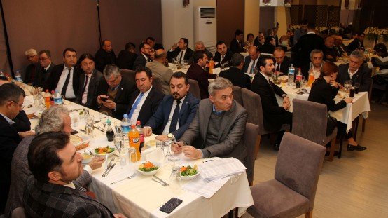 Millet İttifakı Manisa Büyükşehir Belediye Başkan Adayı Orkun Şıktaşlı, seçim çalışmaları çerçevesinde Akhisar’daki oda başkanlarına gerçekleştirdiği ziyaretler de kenti enerji üssü yapacak yeni bir projeyi daha kamuoyu ile paylaştı. Şıktaşlı, seçimden sonra Tarım A.Ş.’den sonda Enerji A.Ş.’yi kuracaklarını ifade etti.

 

Millet İttifakı Manisa Büyükşehir Belediye Başkan Adayı Orkun Şıktaşlı, seçim çalışmaları çerçevesinde Akhisar İlçesi’ne ziyaretti bulundu. Şıktaşlı, CHP Manisa Milletvekili Ahmet Vehbi Bakırlıoğlu, Millet İttifakı Akhisar Belediye Başkan Adayı Besim Dutlulu, İYİ Parti İl Başkanı Hasan Eryılmaz ve ilçe başkanlarıyla ilçede ilk olarak esnaf ziyaretinde bulundu. İlçedeki çarşı esnafını tek tek ziyaret eden Şıktaşlı, Manisa’yı ve Akhisar’ı değiştirecek projeler hakkında bilgiler verdi.

Şıktaşlı esnaf ziyaretlerinin ardından Akhisar Ziraat Odası Başkanı Ahmet Akbuğa’yı, Akhisar Ticaret ve Sanayi Odası Başkanı Mehmet Ulusoy ile Akhisar Ticaret Borsası Meclis Başkanı Bahattin Alkın ve oda üyelerine ziyarette bulundu. Gerçekleştirilen ziyaretlerde Millet İttifakı Manisa Büyükşehir Başkan Adayı Şıktaşlı, oda üyelerine ekonomi, istihdam, tarım konularındaki projeleri hakkında bilgiler verdi. Oda başkanları ise Manisa’nın Büyükşehir olmasına karşın, kendilerine verilen sözlerin unutulduğunu ve büyükşehirden beklendikleri destekleri alamadıklarını ifade etti.

Şıktaşlı odalara düzenlediği ziyaretlerde yaptığı konuşmada Manisa Büyükşehir’in imkanlarından il genelindeki tüm odaların faydalanacağı, tarım, ekonomi ve istihdam olmak üzere çeşitli alanlarda gereken desteğin yapılacağını, Büyükşehir’in gücünün üretim ekonomisine dayalı olacağını söyledi.

TARIM A.Ş.’DEN SONRA ŞİMDİDE ENERJİ A.Ş. MÜJDESİ

Millet İttifakı Manisa Büyükşehir Belediye Başkan Adayı Şıktaşlı, ziyaretlerde üreticiyi ve kenti canlandıracak Tarım A.Ş. projesinin ardından ikinci bir proje daha müjdesini açıkladı. Şıktaşlı, Manisa’yı kendi enerjisini üreten bir üs haline getirmek için yeni bir projeyi daha imza atacaklarını dile getirerek, “Manisa’nın suyunu, havasını, toprağını kirleten özensiz ve kayırmacı bir anlayışla verilen izinlerle yoğun bir enerji üretim havzası haline getirilmeye çalışılan ve birkaç büyük ulusal ya da uluslararası şirketin nemalandığı kentimizde; üzüm başta olmak üzere tüm tarım üretimi için tehlike olmaya başlayan, kanser başta olmak üzere birçok hastalıkta artışa neden olan,  insanlar ve diğer canlıların yaşamını da tehdit eden enerji üretimi ve tüketimi yerine; ekolojiyi ve canlı yaşamını merkeze koyan sürdürülebilir güneş ve rüzgar enerjisi sistemlerini binalardan işyerlerine, otoparklardan açık alanlara varıncaya kadar üretip depolayacağımız bir temiz enerji üretimi ile kendi kendine yeten ve değer yaratan bir anlayışımız olacak. Vatandaşımız ve üreticimiz için enerji maliyetleri çok yüksek. Bu maliyetleri düşürecek çalışmalarımız ve projelerimizde var. Bu nedir. Büyükşehir olarak bir enerji şirketi de kurabiliyoruz. Bu yetkimiz ile seçildiğimiz zaman bir Enerji A.Ş.’miz olacak. Böylece Manisa’da üreticinin bir çok anlamda maliyetini düşürecek sisteme geçeceğiz. Enerji A.Ş.’nin amacı belli bir sürede kendini büyütüp Manisa’ya yetecek ihtiyacı karşılayacak bir stratejiye sahip olacak’’ diye konuştu. Şıktaşlı yeni projeleri Enerji A.Ş.’nin Manisa’ya getireceği faydaları hakkında önümüzdeki günlerde kapsamlı bir açıklama yapacaklarını ifade etti.

ŞIKTAŞLI MİLLETİN ADAYLARIYLA TANIŞMA YEMEĞİNDE BULUŞTU

Şıktaşlı, ziyaretlerin ardından gece Akhisar İlçesi’nde Millet İttifakı’nın Manisa Belediye Başkan Adaylarının bir araya geldiği akşam yemeğine katıldı. CHP Akhisar İlçe Başkanlığı tarafından Fayton Otel’de düzenlenen birlik, beraberlik ve tanışma yemeğine CHP Grup Başkanvekili ve Manisa Milletvekili Özgür Özel, CHP Manisa Milletvekilleri Ahmet Vehbi Bakırlıoğlu, Bekir Başevirgen , CHP İl Başkanı Semih Balaban, İYİ Parti İl Başkanı Hasan Eryılmaz, İYİ Parti ve CHP ilçe başkanları ile Millet İttifakı’nın Manisa’daki 17 ilçe belediye başkan adayları katıldı.

Birlik ve beraberliğin sergilendiği yemekte Şıktaşlı, 31 Mart seçimlerinden Millet İttifakı’nın zaferle çıkacağını, seçimlerinden sonra Manisa’ya vatandaş ve üretim ekonomisine odaklı belediyecilik hizmetlerinin geleceğini dile getirdi.

Gecenin sonunda Millet İttifakı’nın belediye başkan adayları hatıra fotoğrafı çektirdi.