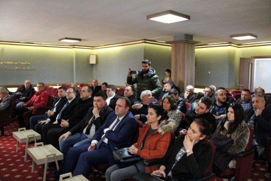 Millet İttifakı Manisa Büyükşehir Belediye Başkan Adayı Orkun Şıktaşlı, seçim çalışmaları çerçevesinde Akhisar’daki oda başkanlarına gerçekleştirdiği ziyaretler de kenti enerji üssü yapacak yeni bir projeyi daha kamuoyu ile paylaştı. Şıktaşlı, seçimden sonra Tarım A.Ş.’den sonda Enerji A.Ş.’yi kuracaklarını ifade etti.

 

Millet İttifakı Manisa Büyükşehir Belediye Başkan Adayı Orkun Şıktaşlı, seçim çalışmaları çerçevesinde Akhisar İlçesi’ne ziyaretti bulundu. Şıktaşlı, CHP Manisa Milletvekili Ahmet Vehbi Bakırlıoğlu, Millet İttifakı Akhisar Belediye Başkan Adayı Besim Dutlulu, İYİ Parti İl Başkanı Hasan Eryılmaz ve ilçe başkanlarıyla ilçede ilk olarak esnaf ziyaretinde bulundu. İlçedeki çarşı esnafını tek tek ziyaret eden Şıktaşlı, Manisa’yı ve Akhisar’ı değiştirecek projeler hakkında bilgiler verdi.

Şıktaşlı esnaf ziyaretlerinin ardından Akhisar Ziraat Odası Başkanı Ahmet Akbuğa’yı, Akhisar Ticaret ve Sanayi Odası Başkanı Mehmet Ulusoy ile Akhisar Ticaret Borsası Meclis Başkanı Bahattin Alkın ve oda üyelerine ziyarette bulundu. Gerçekleştirilen ziyaretlerde Millet İttifakı Manisa Büyükşehir Başkan Adayı Şıktaşlı, oda üyelerine ekonomi, istihdam, tarım konularındaki projeleri hakkında bilgiler verdi. Oda başkanları ise Manisa’nın Büyükşehir olmasına karşın, kendilerine verilen sözlerin unutulduğunu ve büyükşehirden beklendikleri destekleri alamadıklarını ifade etti.

Şıktaşlı odalara düzenlediği ziyaretlerde yaptığı konuşmada Manisa Büyükşehir’in imkanlarından il genelindeki tüm odaların faydalanacağı, tarım, ekonomi ve istihdam olmak üzere çeşitli alanlarda gereken desteğin yapılacağını, Büyükşehir’in gücünün üretim ekonomisine dayalı olacağını söyledi.

TARIM A.Ş.’DEN SONRA ŞİMDİDE ENERJİ A.Ş. MÜJDESİ

Millet İttifakı Manisa Büyükşehir Belediye Başkan Adayı Şıktaşlı, ziyaretlerde üreticiyi ve kenti canlandıracak Tarım A.Ş. projesinin ardından ikinci bir proje daha müjdesini açıkladı. Şıktaşlı, Manisa’yı kendi enerjisini üreten bir üs haline getirmek için yeni bir projeyi daha imza atacaklarını dile getirerek, “Manisa’nın suyunu, havasını, toprağını kirleten özensiz ve kayırmacı bir anlayışla verilen izinlerle yoğun bir enerji üretim havzası haline getirilmeye çalışılan ve birkaç büyük ulusal ya da uluslararası şirketin nemalandığı kentimizde; üzüm başta olmak üzere tüm tarım üretimi için tehlike olmaya başlayan, kanser başta olmak üzere birçok hastalıkta artışa neden olan,  insanlar ve diğer canlıların yaşamını da tehdit eden enerji üretimi ve tüketimi yerine; ekolojiyi ve canlı yaşamını merkeze koyan sürdürülebilir güneş ve rüzgar enerjisi sistemlerini binalardan işyerlerine, otoparklardan açık alanlara varıncaya kadar üretip depolayacağımız bir temiz enerji üretimi ile kendi kendine yeten ve değer yaratan bir anlayışımız olacak. Vatandaşımız ve üreticimiz için enerji maliyetleri çok yüksek. Bu maliyetleri düşürecek çalışmalarımız ve projelerimizde var. Bu nedir. Büyükşehir olarak bir enerji şirketi de kurabiliyoruz. Bu yetkimiz ile seçildiğimiz zaman bir Enerji A.Ş.’miz olacak. Böylece Manisa’da üreticinin bir çok anlamda maliyetini düşürecek sisteme geçeceğiz. Enerji A.Ş.’nin amacı belli bir sürede kendini büyütüp Manisa’ya yetecek ihtiyacı karşılayacak bir stratejiye sahip olacak’’ diye konuştu. Şıktaşlı yeni projeleri Enerji A.Ş.’nin Manisa’ya getireceği faydaları hakkında önümüzdeki günlerde kapsamlı bir açıklama yapacaklarını ifade etti.

ŞIKTAŞLI MİLLETİN ADAYLARIYLA TANIŞMA YEMEĞİNDE BULUŞTU

Şıktaşlı, ziyaretlerin ardından gece Akhisar İlçesi’nde Millet İttifakı’nın Manisa Belediye Başkan Adaylarının bir araya geldiği akşam yemeğine katıldı. CHP Akhisar İlçe Başkanlığı tarafından Fayton Otel’de düzenlenen birlik, beraberlik ve tanışma yemeğine CHP Grup Başkanvekili ve Manisa Milletvekili Özgür Özel, CHP Manisa Milletvekilleri Ahmet Vehbi Bakırlıoğlu, Bekir Başevirgen , CHP İl Başkanı Semih Balaban, İYİ Parti İl Başkanı Hasan Eryılmaz, İYİ Parti ve CHP ilçe başkanları ile Millet İttifakı’nın Manisa’daki 17 ilçe belediye başkan adayları katıldı.

Birlik ve beraberliğin sergilendiği yemekte Şıktaşlı, 31 Mart seçimlerinden Millet İttifakı’nın zaferle çıkacağını, seçimlerinden sonra Manisa’ya vatandaş ve üretim ekonomisine odaklı belediyecilik hizmetlerinin geleceğini dile getirdi.

Gecenin sonunda Millet İttifakı’nın belediye başkan adayları hatıra fotoğrafı çektirdi.