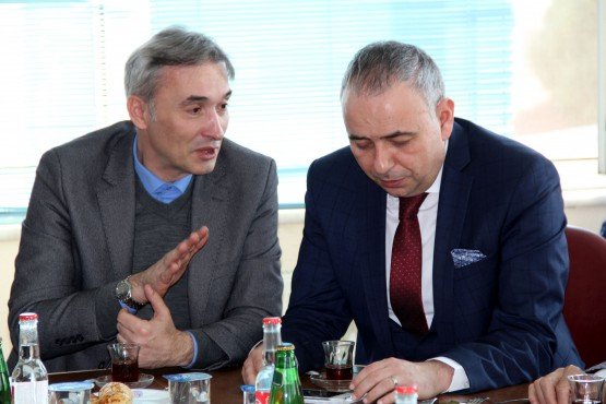 Millet İttifakı Manisa Büyükşehir Belediye Başkan Adayı Orkun Şıktaşlı, seçim çalışmaları çerçevesinde Akhisar’daki oda başkanlarına gerçekleştirdiği ziyaretler de kenti enerji üssü yapacak yeni bir projeyi daha kamuoyu ile paylaştı. Şıktaşlı, seçimden sonra Tarım A.Ş.’den sonda Enerji A.Ş.’yi kuracaklarını ifade etti.

 

Millet İttifakı Manisa Büyükşehir Belediye Başkan Adayı Orkun Şıktaşlı, seçim çalışmaları çerçevesinde Akhisar İlçesi’ne ziyaretti bulundu. Şıktaşlı, CHP Manisa Milletvekili Ahmet Vehbi Bakırlıoğlu, Millet İttifakı Akhisar Belediye Başkan Adayı Besim Dutlulu, İYİ Parti İl Başkanı Hasan Eryılmaz ve ilçe başkanlarıyla ilçede ilk olarak esnaf ziyaretinde bulundu. İlçedeki çarşı esnafını tek tek ziyaret eden Şıktaşlı, Manisa’yı ve Akhisar’ı değiştirecek projeler hakkında bilgiler verdi.

Şıktaşlı esnaf ziyaretlerinin ardından Akhisar Ziraat Odası Başkanı Ahmet Akbuğa’yı, Akhisar Ticaret ve Sanayi Odası Başkanı Mehmet Ulusoy ile Akhisar Ticaret Borsası Meclis Başkanı Bahattin Alkın ve oda üyelerine ziyarette bulundu. Gerçekleştirilen ziyaretlerde Millet İttifakı Manisa Büyükşehir Başkan Adayı Şıktaşlı, oda üyelerine ekonomi, istihdam, tarım konularındaki projeleri hakkında bilgiler verdi. Oda başkanları ise Manisa’nın Büyükşehir olmasına karşın, kendilerine verilen sözlerin unutulduğunu ve büyükşehirden beklendikleri destekleri alamadıklarını ifade etti.

Şıktaşlı odalara düzenlediği ziyaretlerde yaptığı konuşmada Manisa Büyükşehir’in imkanlarından il genelindeki tüm odaların faydalanacağı, tarım, ekonomi ve istihdam olmak üzere çeşitli alanlarda gereken desteğin yapılacağını, Büyükşehir’in gücünün üretim ekonomisine dayalı olacağını söyledi.

TARIM A.Ş.’DEN SONRA ŞİMDİDE ENERJİ A.Ş. MÜJDESİ

Millet İttifakı Manisa Büyükşehir Belediye Başkan Adayı Şıktaşlı, ziyaretlerde üreticiyi ve kenti canlandıracak Tarım A.Ş. projesinin ardından ikinci bir proje daha müjdesini açıkladı. Şıktaşlı, Manisa’yı kendi enerjisini üreten bir üs haline getirmek için yeni bir projeyi daha imza atacaklarını dile getirerek, “Manisa’nın suyunu, havasını, toprağını kirleten özensiz ve kayırmacı bir anlayışla verilen izinlerle yoğun bir enerji üretim havzası haline getirilmeye çalışılan ve birkaç büyük ulusal ya da uluslararası şirketin nemalandığı kentimizde; üzüm başta olmak üzere tüm tarım üretimi için tehlike olmaya başlayan, kanser başta olmak üzere birçok hastalıkta artışa neden olan,  insanlar ve diğer canlıların yaşamını da tehdit eden enerji üretimi ve tüketimi yerine; ekolojiyi ve canlı yaşamını merkeze koyan sürdürülebilir güneş ve rüzgar enerjisi sistemlerini binalardan işyerlerine, otoparklardan açık alanlara varıncaya kadar üretip depolayacağımız bir temiz enerji üretimi ile kendi kendine yeten ve değer yaratan bir anlayışımız olacak. Vatandaşımız ve üreticimiz için enerji maliyetleri çok yüksek. Bu maliyetleri düşürecek çalışmalarımız ve projelerimizde var. Bu nedir. Büyükşehir olarak bir enerji şirketi de kurabiliyoruz. Bu yetkimiz ile seçildiğimiz zaman bir Enerji A.Ş.’miz olacak. Böylece Manisa’da üreticinin bir çok anlamda maliyetini düşürecek sisteme geçeceğiz. Enerji A.Ş.’nin amacı belli bir sürede kendini büyütüp Manisa’ya yetecek ihtiyacı karşılayacak bir stratejiye sahip olacak’’ diye konuştu. Şıktaşlı yeni projeleri Enerji A.Ş.’nin Manisa’ya getireceği faydaları hakkında önümüzdeki günlerde kapsamlı bir açıklama yapacaklarını ifade etti.

ŞIKTAŞLI MİLLETİN ADAYLARIYLA TANIŞMA YEMEĞİNDE BULUŞTU

Şıktaşlı, ziyaretlerin ardından gece Akhisar İlçesi’nde Millet İttifakı’nın Manisa Belediye Başkan Adaylarının bir araya geldiği akşam yemeğine katıldı. CHP Akhisar İlçe Başkanlığı tarafından Fayton Otel’de düzenlenen birlik, beraberlik ve tanışma yemeğine CHP Grup Başkanvekili ve Manisa Milletvekili Özgür Özel, CHP Manisa Milletvekilleri Ahmet Vehbi Bakırlıoğlu, Bekir Başevirgen , CHP İl Başkanı Semih Balaban, İYİ Parti İl Başkanı Hasan Eryılmaz, İYİ Parti ve CHP ilçe başkanları ile Millet İttifakı’nın Manisa’daki 17 ilçe belediye başkan adayları katıldı.

Birlik ve beraberliğin sergilendiği yemekte Şıktaşlı, 31 Mart seçimlerinden Millet İttifakı’nın zaferle çıkacağını, seçimlerinden sonra Manisa’ya vatandaş ve üretim ekonomisine odaklı belediyecilik hizmetlerinin geleceğini dile getirdi.

Gecenin sonunda Millet İttifakı’nın belediye başkan adayları hatıra fotoğrafı çektirdi.