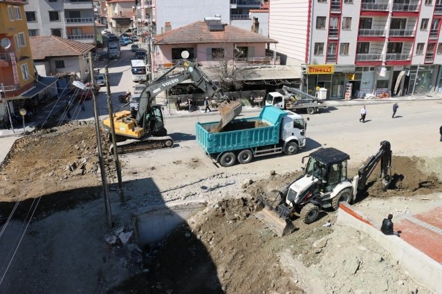 Üretken belediyecilik anlayışı ile gelecek nesiller için çalışıyoruz
Başkan Ergün, üretken belediyecilik anlayışı ile Manisa il genelinde hizmet ve yatırımlara aralıksız devam ettiklerini belirterek, “Ülkemizin en bereketli havzalarını korumak ve evlatlarımıza daha sağlıklı bir çevre bırakmak için atıksu arıtma tesislerine ve altyapı çalışmalarına büyük önem veriyoruz. Manisa, 2014 yılında Büyükşehir olduğunda il genelinde nüfusun yüzde sadece 34’üne atıksu hizmeti verilirken bugün geldiğimiz noktada yüzde 77’lik bir orana ulaştık. Sarıgöl ilçemize yeni bir atıksu arıtma tesisi inşa ediyoruz. Demirci ve Selendi ilçelerimiz için de ihale tarihlerimizi aldık. Allah nasip ederse Köprübaşı ilçemize de yeni bir tesis kazandırarak il genelinde atıksu arıtma tesisi olmayan ilçe merkezi bırakmayacağız. Yeni yatırımlarımızın Manisa’mıza ve hemşerilerimize hayırlı uğurlu olmasını temenni ediyorum.” ifadelerini kullandı.