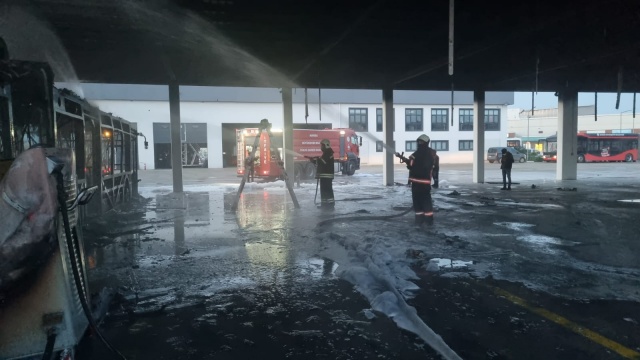 Manisa Şehirler Arası Otobüs Terminali’nde bir elektrikli otobüste çıkan yangın sonucu, araç ve şarj istasyonu kullanılamaz hale geldi. İtfaiye ekiplerinin zamanında müdahalesi ile yangın diğer otobüslere sıçramadan söndürüldü.