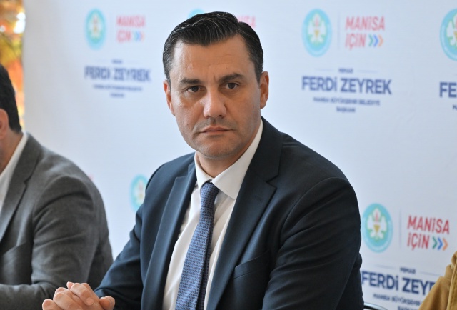 Yeni Otobüsler Devreye Alınacak
Manisa Büyükşehir Belediyesi’nin satın aldığı otobüslerin teslimatının öne çekildiğini belirten Başkan Zeyrek sözlerini şöyle tamamladı: “2025 yılında teslim edilmek üzere 8 adet 12 metrelik otobüs satın almıştık. Onların teslimatını öne çektik. Kooperatiflerle de toplantı gerçekleştirerek ihtiyaç durumunda güzergah düzenleme ve sefer saati sıklaştırma önlemlerini konuştuk. İstanbul’dan 1, Aydın’dan 6, İzmir’den de 10 adet otobüs desteği sağlandı. Belediyemizin kullandığı elektronik ücret toplama sistemini kullanan bu otobüsleri ivedilikle ulaşım hizmetine entegre edeceğiz. Vatandaşlarımız gönül rahatlığıyla bu otobüsleri de kullanabilirler. Belediye başkanlarımıza destekleri için teşekkür ediyor, Manisa’mıza geçmiş olsun dileklerimi sunuyorum” dedi.