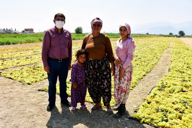 Şehzadeler Belediyesi olarak çiftçilerin arazilerine rahatlıkla ulaşması için 2014 yılından bu yana ova yollarında hummalı bir çalışma yürüttüklerini ifade eden Başkan Çelik “Ova yollarında başlatmış olduğumuz ve çiftçilerimizin yoğun olarak kullandığı ana arterlerde ova yolu soğuk asfalt kaplama çalışmalarımız tüm hızıyla devam ediyor. Geçtiğimiz ay başlattığımız çalışma ile ekiplerimiz bu güne kadar 35 kilometre ova yolu asfaltlaması gerçekleştirdiler. 320 bin dönüm tarım arazisi olan Şehzadelerimizde hedefimiz bu yıl çiftçilerimizin en çok kullandığı arterlerde 100 kilometrelik soğuk asfalt çalışması gerçekleştirmek. İnşallah bundan sonra da her yıl ova yollarımızı bu şekilde soğuk asfaltla kaplayacağız. Şehzadeler Belediyesi olarak bu konuda 10 Milyon liralık ciddi bir yatırım yapıyoruz. Üreticilerimiz için helal olsun. Onların arazilerine daha rahat bir şekilde ulaşmalarını ve ürünlerini pazara çok daha rahatça çıkarmalarını istiyoruz. Şehzadeler Belediyesi olarak göreve geldiğimiz 2014 yılından bu zaman kadar yine çiftçilerimizin rahatı için 4 bin 500 kilometre malzemeli ve malzemesiz ova yolu bakımı yapmıştık. Bu yıl bu noktadaki hizmetimizin kalitesini daha da artırarak,  hedefimiz her yıl 100 kilometre ova yolunu soğuk asfalt ile kaplamak. İnşallah bu çalışmalarımızı aralıksız bir şekilde sürdürmeye devam edeceğiz. Bu aşırı sıcak yaz günlerinde bu hizmeti kesintisiz olarak sürdüren çalışma arkadaşlarımıza emek ve gayretleri için çok teşekkür ediyorum. Yapmış olduğumuz bu hizmetimiz tüm çiftçilerimize hayırlı olsun” dedi.