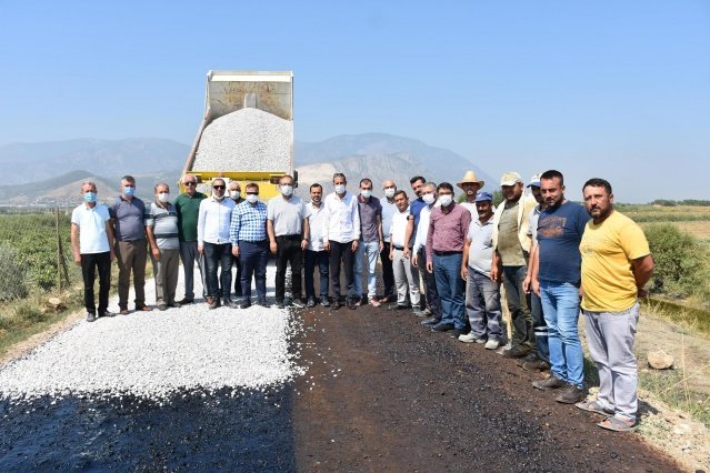 “Şehzadeler Belediyesi çağ atlatıyor”
Hamzabeyli Mahallesinde yapılan ova yolları çalışmasıyla çiftçilerin adeta çağ atladığını ifade eden Hamzabeyli Mahalle Muhtarı Sami Türk “Öncelikle bu hizmetlerin mahallemize kazandırılmasında emeği geçen herkese çok teşekkür ediyorum. Biz mahalle olarak büyük çoğunluğumuz çiftçilikle uğraşan bir mahalleyiz. Yapılan bu çalışma ile birlikte ovalarımız gerçekten de çağ atladı. Arazilerimize çok daha rahat bir şekilde gidip gelebiliyoruz. Emeği geçen herkese çok teşekkür ediyorum” dedi.
“Şehzadeler Belediyesi ile çamurdan kurtulduk”
Şehzadeler Belediyemizin daha önce Yeşilköy’ümüzün sokaklarını çamurdan kurtarmıştı. Şu anda da ova yollarımız aynı şekilde asfaltla kaplanıyor. Bu güne kadar Şehzadeler Belediyesi olarak vermiş olduğunuz tüm sözler fazlasıyla mahallemizde tutulmuş durumda. En büyük eksikliğimiz bir Çok Amaçlı Salon’du onu da mahallemize kazandırdınız. Belediye Başkanımız Ömer Faruk Çelik nezdinde tüm belediye çalışanlarına çok teşekkür ediyorum” dedi.
Yapılan incelemelerin ardından Başkan Çelik ve beraberindeki heyet Yeşilköy Mahallesinde bir üzüm sergisini ziyaret ederek üretici ve çalışanlarla bir süre sohbet etti.
