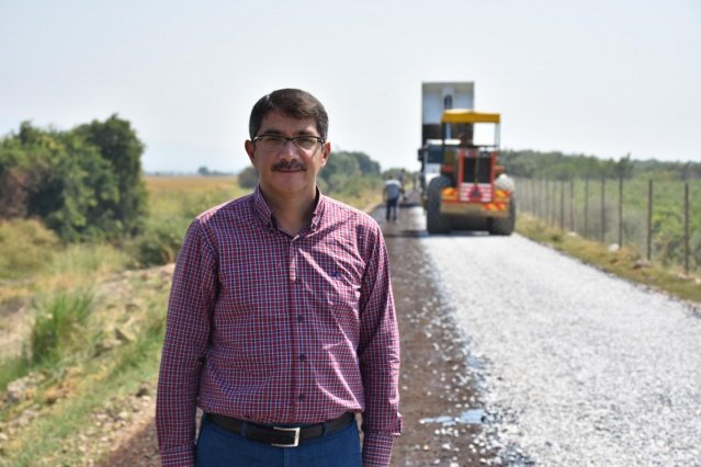 Hedef her yıl 100 kilometre ova yolu asfaltlamak
Şehzadeler Belediye Başkanı Ömer Faruk Çelik, bu yıl başlayan ova yolları asfalt çalışmaları kapsamında Aşağıçobanisa, Hamzabeyli ve Yeşilköy mahallelerinde yapılan yollarda incelemelerde bulundu. Şehzadeler Belediyesi olarak 320 bin dönüm verimli tarım arazisi bulunan Şehzadeler’de üreticilere destek olmak için her yıl 100 kilometre ova yolu asfaltlamayı hedeflediklerini ifade eden Başkan Çelik, bu çalışma için 10 Milyon liralık bir yatırım yaptıklarını belirtti