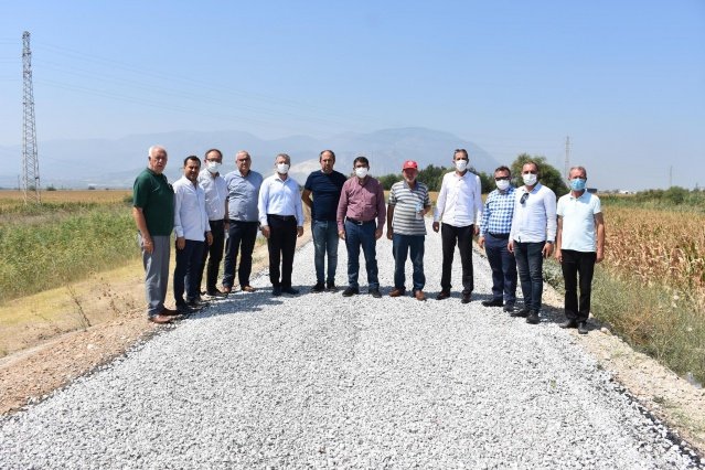 Şehzadeler Belediye Başkanı Ömer Faruk Çelik, geçtiğimiz ay Şehzadeler ovasında başlatılan ova yolları asfalt kaplama çalışmalarını yerinde inceledi. İncelemeler esnasında Başkan Çelik’e AK Parti Şehzadeler İlçe Başkanı Mehmet Emin Çipiloğlu, MHP Şehzadeler İlçe Başkanı Şener Özten, AK Parti Kadın Kolları Başkanı Tülay Şentürk, AK Parti Grup Başkanvekili Ahmet Tonguç, Belediye Başkan Yardımcıları Atilla Efendioğlu, Bilal Demir, Aşağıçobanisa, Hamzabeyli ve Yeşilköy Mahalle Muhtarları ile teknik personeller de eşlik ettiler.