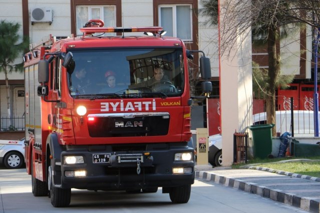 “Bize düşen, farklılıkların farkına varmak”
Manisa Kanat Özel Eğitim ve Rehabilitasyon Merkezi Müdürü Şinasi Yılmaz, "21 Mart Dünya Down Sendromu Farkındalık günü. Down sendromluların bizden sadece 1 kromozom farkı var. Bize düşen görev bu farklıkların farkına varmak. İtfaiye teşkilatına bu içten davranışlarından dolayı çok teşekkür ediyoruz. Sağ olsunlar" ifadelerini kullandı. İtfaiye Daire Başkanı Gürhan İnal ise, "Bu özel günde bizlerle beraber olmanızdan dolayı çok mutluyuz. Çocuklarımız özel ve güzel. Onlara her zaman kapılarımız açık. Ailelerimizi de her zaman bekleriz. Çocuklarımız itfaiye araçlarını görmek istemişlerdi. Onlar için de güzel bir geçmiştir inşallah. Kapılarımız her zaman açık" diye konuştu.