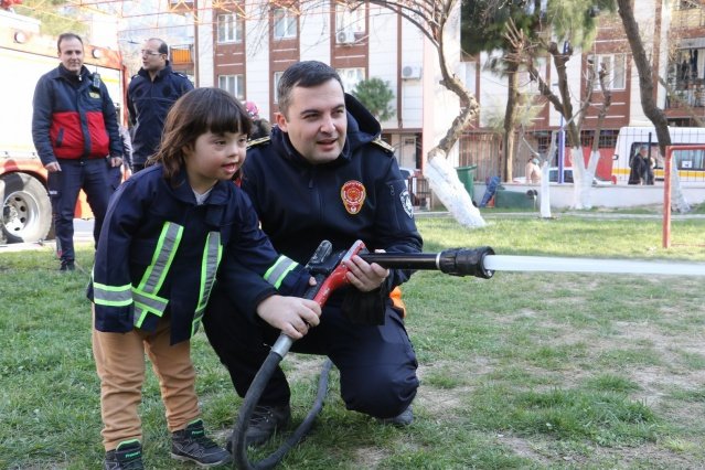 Manisa Kanat Özel Eğitim ve Rehabilitasyon Merkezi'nin öğrencileri, Manisa Büyükşehir Belediyesi İtfaiye Daire Başkanlığı'nı ziyaret etti. 21 Mart Dünya Down Sendromu Farkındalık Günü dolayısıyla itfaiye ekipleriyle bir araya gelen özel öğrenciler, hem eğitim aldı hem de eğlenme fırsatı buldu. Manisa Büyükşehir Belediyesi İtfaiye Daire Başkanı Gürhan İnal ve itfaiye ekipleri tarafından karşılanan özel öğrencilere aileleri de eşlik etti. Daire Başkanı İnal, Manisa Büyükşehir Belediye Başkanı Cengiz Ergün'ün selamlarını ileterek Dünya Down Sendromu Farkındalık Gününü kutladığını belirtti. İlk olarak yangın farkındalık eğitimi alan öğrenciler, daha sonra itfaiye kıyafeti giyerek itfaiye aracına bindi. Sonrasında İtfaiye Daire Başkanı Gürhan İnal'ın yardımıyla itfaiye aracıyla su sıktı. Daire Başkanı İnal, daha sonra Büyükşehir Belediye Başkanı Cengiz Ergün'ün öğrencilere gönderdiği hediyeleri takdim etti.