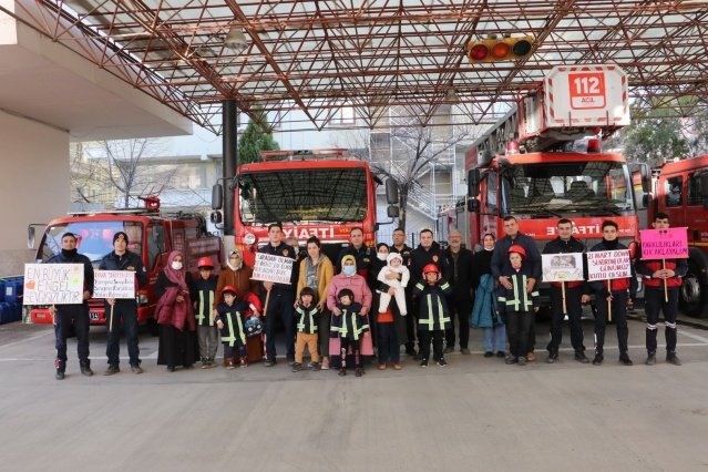 Özel Öğrenciler İtfaiye Teşkilatının Konuğu Oldu

Manisa Büyükşehir Belediyesi İtfaiye Daire Başkanlığı 21 Mart Dünya Down Sendromu Farkındalık Günü'nde özel öğrencileri ağırladı. İtfaiye kıyafeti giyerek itfaiye aracına binen öğrenciler daha sonra İtfaiye Daire Başkanı Gürhan İnal'ın yardımıyla itfaiye aracıyla su sıkmanın mutluluğunu yaşadı.