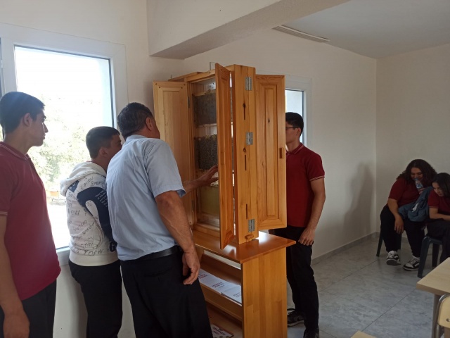 Hulki Sanlıtop Anadolu Lisesinden gelen öğrencilere ilk olarak merkez hakkında bilgiler verildi. Programda arıların, bitkilerin tozlaşmasına ve biyolojik çeşitliliğe olan katkısı anlatıldı. Öğrenciler, binanın içerisinde yer alan gözlem kovanı aracılığıyla arıların dünyasını daha yakından görme fırsatı buldu.