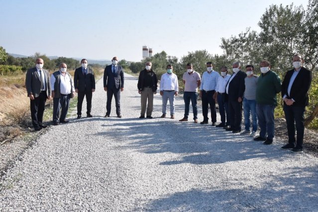 Konforlu ve güvenli ulaşım için il genelinde yol yapım çalışmalarını sürdüren Manisa Büyükşehir Belediyesi, Saruhanlı ilçesinde Paşaköy-Sarıçam Mahallesi arasındaki güzergahta sathi kaplama çalışması gerçekleştirdi. İki mahalle arasında ulaşımda güveni sağlayan çalışmanın ardından Manisa Büyükşehir Belediyesi Genel Sekreter Yardımcısı Ali Öztozlu,  Yol Yapım ve Onarım Dairesi Başkanı Kurtuluş Kuruçay, Büyükşehir Belediyesi Meclis Üyesi Şerafettin Yüncüoğlu, Büyükşehir Belediyesi Saruhanlı Muhtarlık İşleri Sorumlusu Göksel Topçu, MHP İlçe Başkanı Baki Ulu, Saruhanlı Belediye Meclis Üyesi Halil Canbaz, Sarıçam Mahalle Muhtarı Saim Yıldız ve Paşaköy Mahalle Muhtarı Mustafa Türkoğulları ile birlikte mevcut yolda incelemede bulundu.
