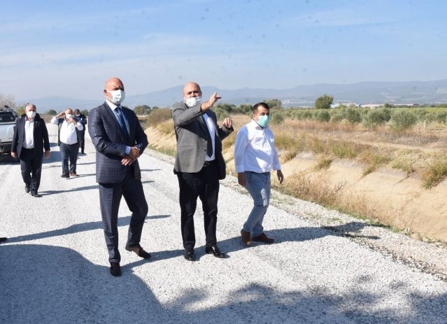 Muhtarlardan Hizmet Teşekkürü
Yollarının daha önce bakımsız bir görünümde olduğun vurgulayan Sarıçam Mahalle Muhtarı Saim Yıldız ve Paşaköy Mahalle Muhtarı Mustafa Türkoğulları yapılan çalışma nedeniyle memnuniyetini dile getirerek, Manisa Büyükşehir Belediye Başkanı Cengiz Ergün’e teşekkür etti. İncelemenin ardından Sarıçam Mahallesi’ni ziyaret eden Manisa Büyükşehir Belediyesi Genel Sekreter Yardımcısı Ali Öztozlu ve beraberindekiler, mahallede vatandaşlarla sohbet etti, görüşlerini dinledi.