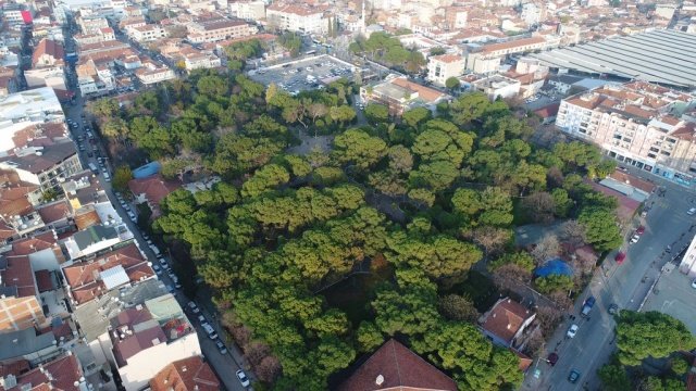 Projenin içerisinde neler var?
Yaklaşık 35 bin metrekarelik alan içerisindeki parkta, mevcut yapıların bir kısmı korunacak. Bu yapıların kötü görüntüye neden olan eklentileri kaldırılıp, yeni planlanan 2 adet büfe (15’er m²) ile insanların oturup güzel vakit geçirebileceği, çeşitli aktivitelerde bulunabileceği bir park haline getirilecek. Ayrıca parsel içerisinde bulunan otopark korunup yenilenecek.(Korunan binalar; Şehir Gazinosu, Park Gazinosu, Gaziler Derneği, Kütüphane, Gençlik Merkezi, Muhtarlık Binası). Park genelinde, çay bahçesi ve büfelerin çevresinde tasarlanan oturma alanları, pergoleler, çocuk oyun alanları, yürüyüş parkuru, havuzlar ve çevresindeki dinlenme aksı ile gelen ziyaretçilerin kullanabileceği genel tuvaletler oluşturulmuştur.