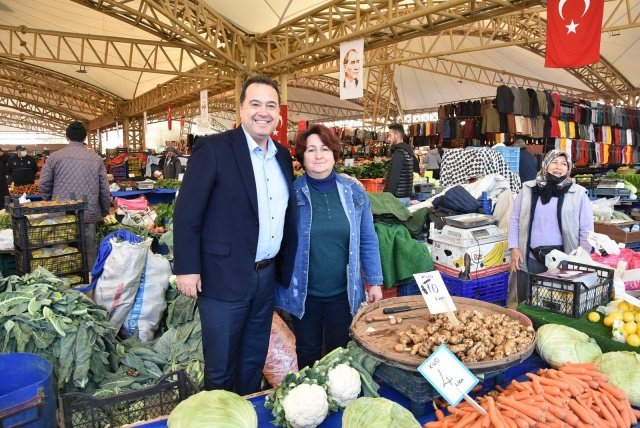 Yaşadığımız depremler ve pandemi sürecinde esnaflarımız ciddi sıkıntılar yaşadı. O günlerde de hemen gerekli önlemleri aldık. Pazarcılardan kapalı oldukları zaman ücretini almadık. Hijyen setleri dağıttık. Maddi ve manevi her zaman yanlarında olduk. Biz bunların hepsini uyumlu çalışan bir oda başkanıyla başardık. Bu yüzden Mustafa başkana çok teşekkür ediyorum. Biz her zaman sizlerin yanında olacağız. Daha iyisini de hep beraber yapacağız" ifadelerini kullandı.