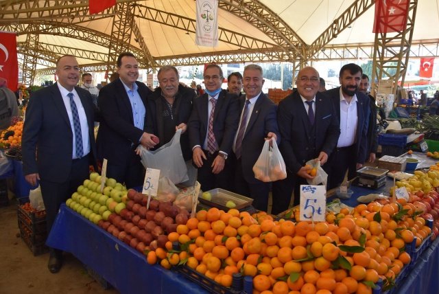 Akhisar Belediyesi ile çok uyumlu çalıştıklarını ifade eden Güral, “Akhisar Belediye Başkanımız Besim Dutlulu ile çok güzel işler yapıyoruz. Bugüne kadar Akhisar Belediyesi’nden içeri girip de talepte bulunduğumuz her şey yapıldı, bir dediğimiz iki edilmedi. Pazarcı esnafımız ve pazara gelen tüketiciler adına Akhisar Belediye Başkanımız Besim Dutlulu’ya teşekkür ediyorum” dedi.