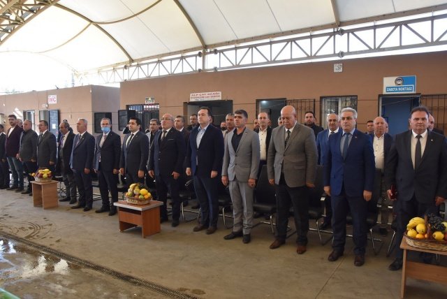 Pazarcı esnafını gelir kapısı olarak gören belediyelerin aksine biz her zaman onlara nasıl yardımcı oluruz, nasıl işlerini kolaylaştırırız bunun derdine düştük. Göreve geldiğimizde aldığımız ilk karar,  5 sene boyunca pazarcı esnafımızdan alınan ücretlere hiçbir şekilde zam yapılmayacağı yönünde oldu ve bu sözümüzü tuttuk. Bu hizmetimiz birçok belediyeye de örnek oldu.