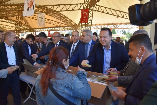 “MADDİ, MANEVİ PAZARCI ESNAFIMIZIN YANINDA OLMAYA DEVAM EDECEĞİZ”
Akhisar’da pazarcı esnafına yaptıkları desteklerle Türkiye’deki birçok belediyeye örnek olmanın gururunu yaşadıklarını ifade eden Belediye Başkanı Besim Dutlulu, “Pazarcılar ve esnaf odaları bizim için ayrı bir yerde. Çünkü dar ve orta gelirli vatandaşlarımızın ihtiyaçlarını karşıladığı önemli bir yer pazaryerleri.  Zor bir meslek icra ediyorlar. Sabahın 5’inde tezgah açıp bütün gün orada ayakta ve soğukta bu işi yapmak kolay değil.