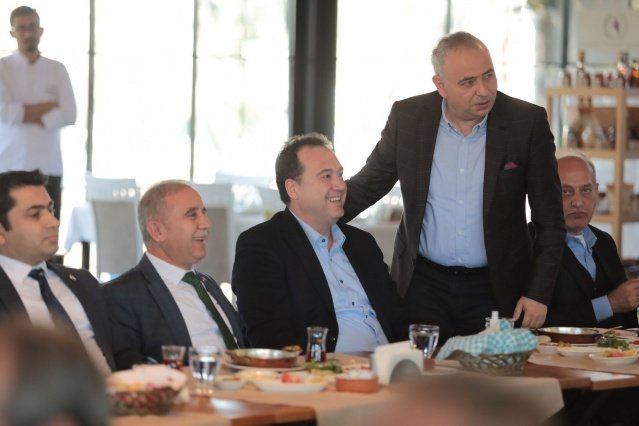 Akhisar Belediyesi Kayalıoğlu Sosyal Tesislerinde düzenlenen kahvaltı programı ile başlayan etkinlik Cuma Pazarı’ndaki ödül töreni ile devam etti. Akhisar Manavlar ve Pazarcılar Esnaf Odası Başkanı Mustafa Güral, yaptığı konuşmada pazarcı esnafına destekte bulunan herkese teşekkürlerini iletti.
