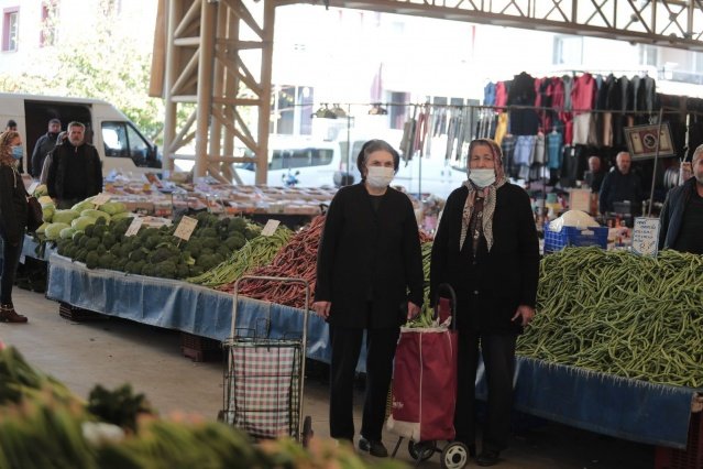 Açılış konuşmasını yapan Güral, “Pazarcılık insanların toplu olarak yaşamaya başladığı dönemlerden beri var olan, dünyanın en eski ve en muteber mesleklerindendir. 1965 yılında kurulan odamızın kurucusu olan rahmetli Refik Bıçakçı başkanımız 5 yıl oda başkanlığı yaparak odamızı kurmuştur. 1970 ve 1998 yılları arasında odamızın 28 yıl başkanlığını yapan merhum İhsan Çelik’in anısına düzenlemiş olduğumuz etkinliğimize katıldığınız için çok teşekkür ederim” diye konuştu.